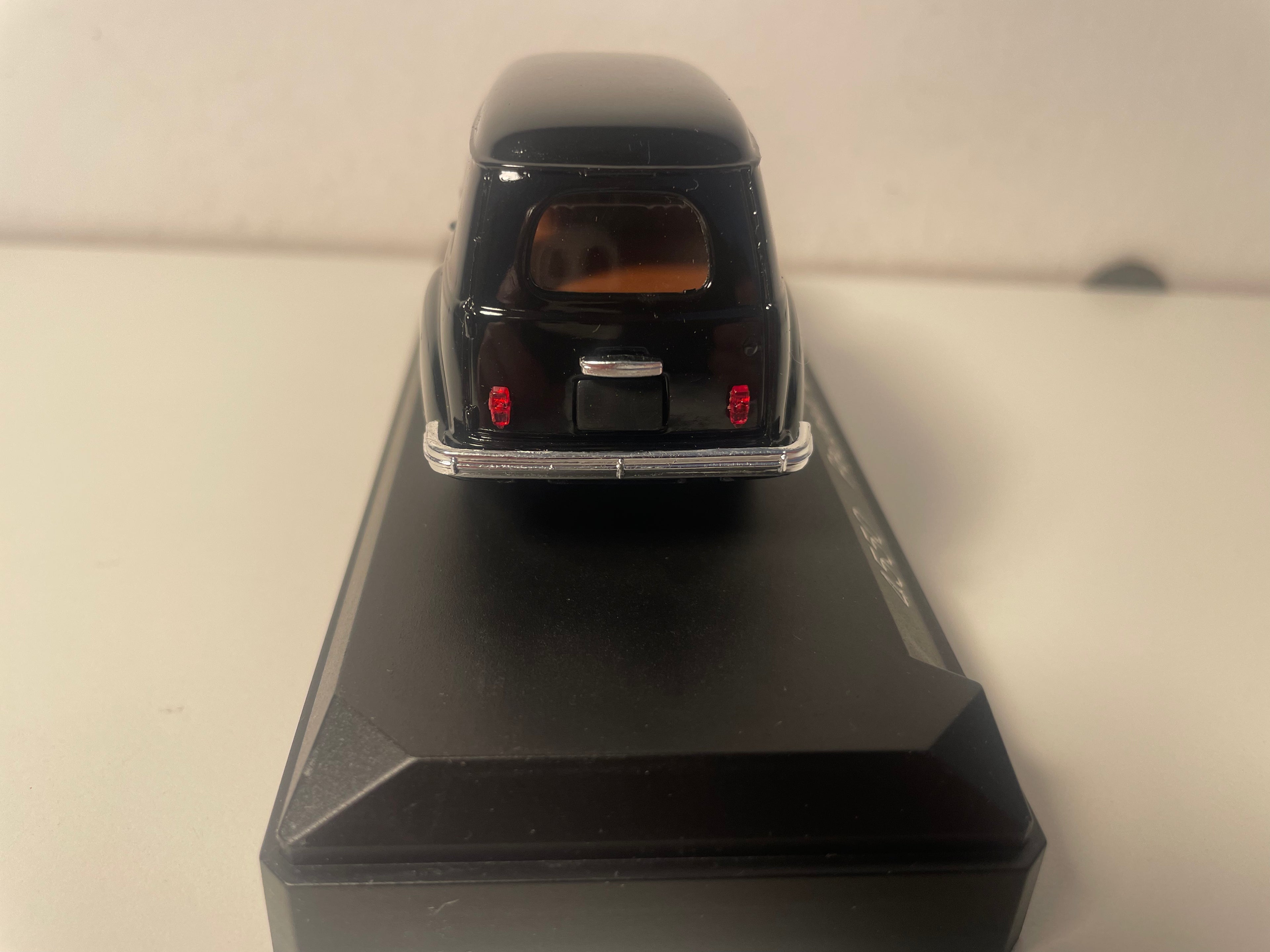 Peugeot 203 familiar en color negro (referencia Solido 4550)