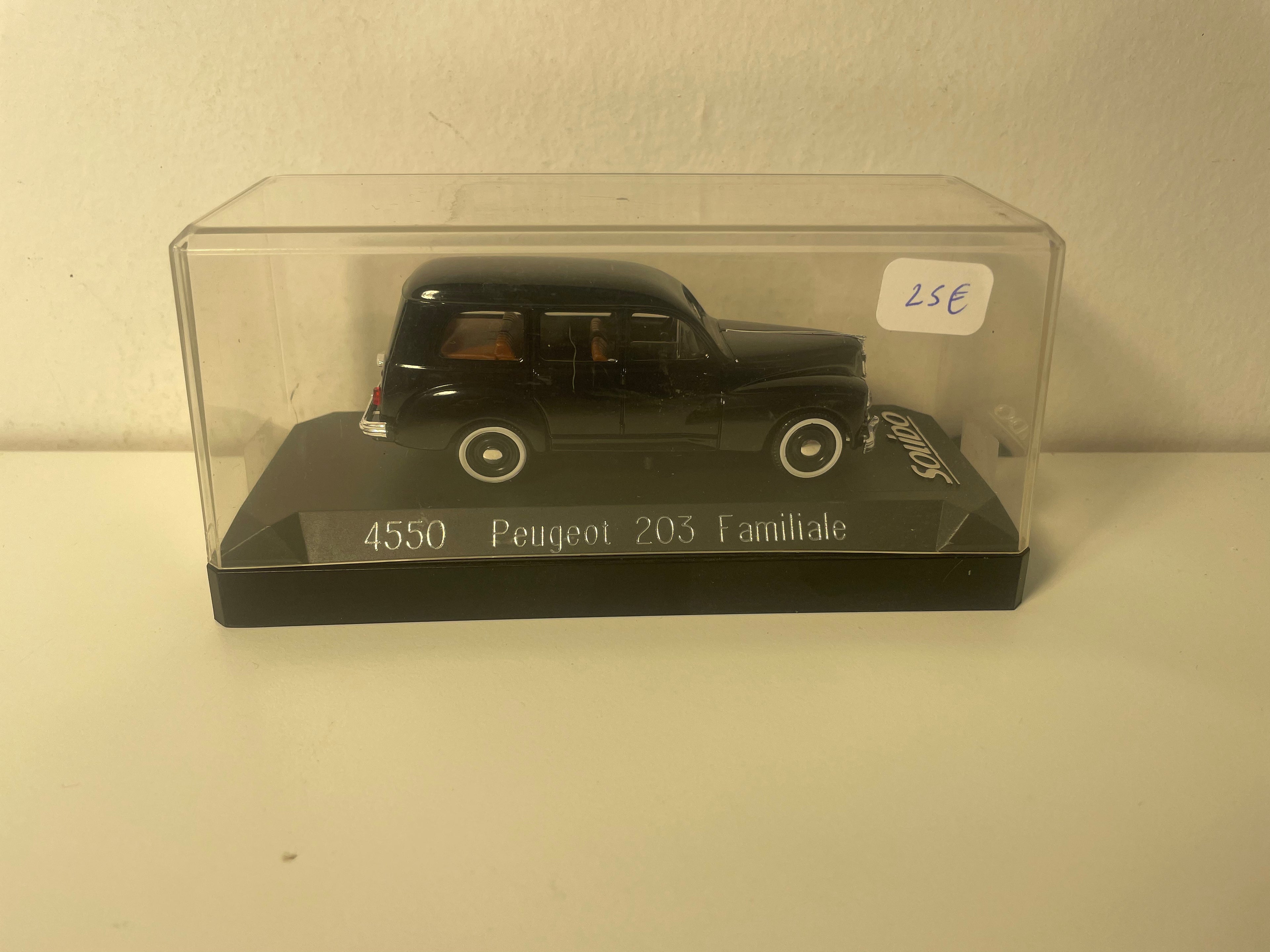 Peugeot 203 familiar en color negro (referencia Solido 4550)