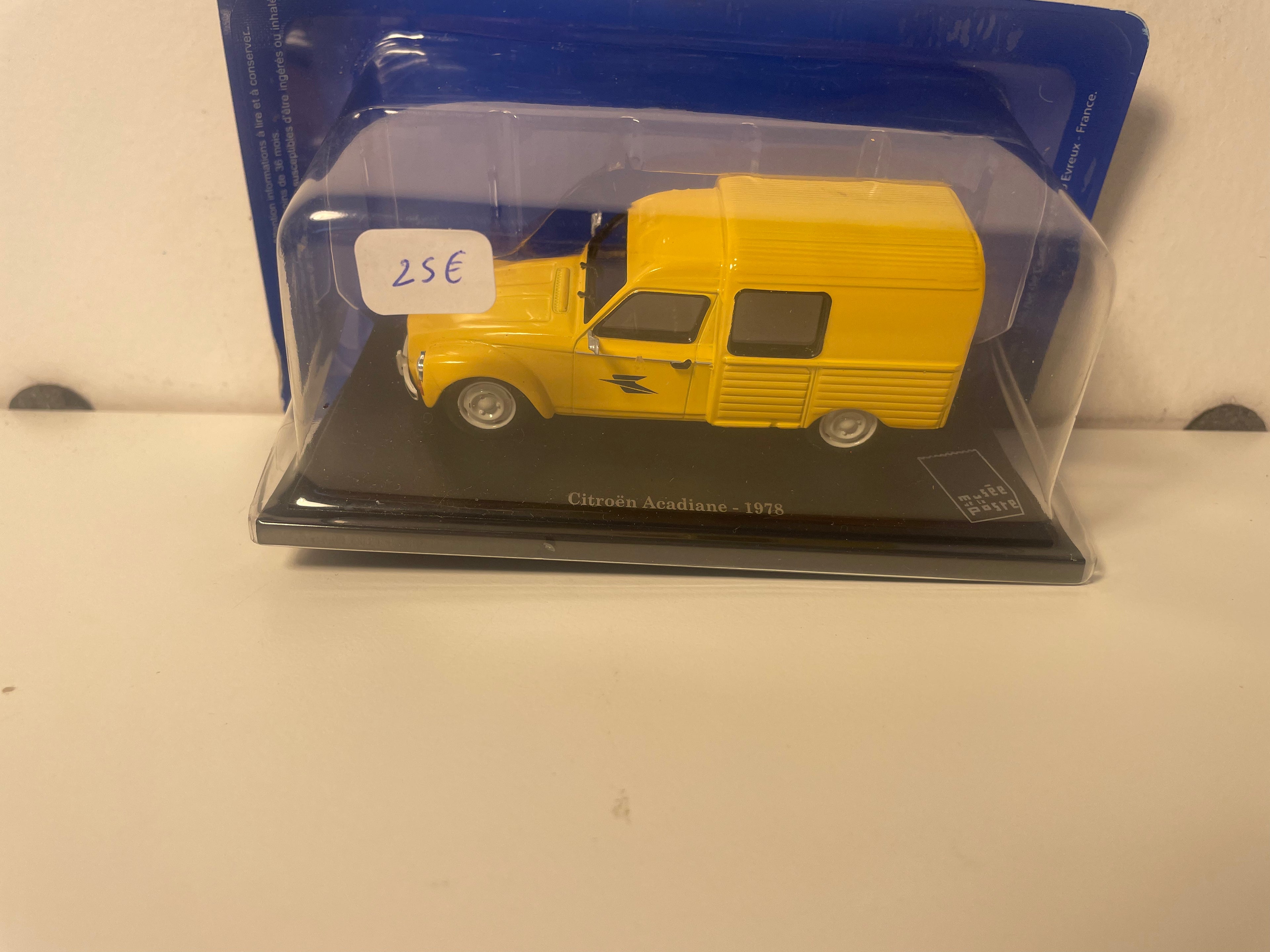 Gele Citroën Acadiane uit 1978 La Poste - PTT