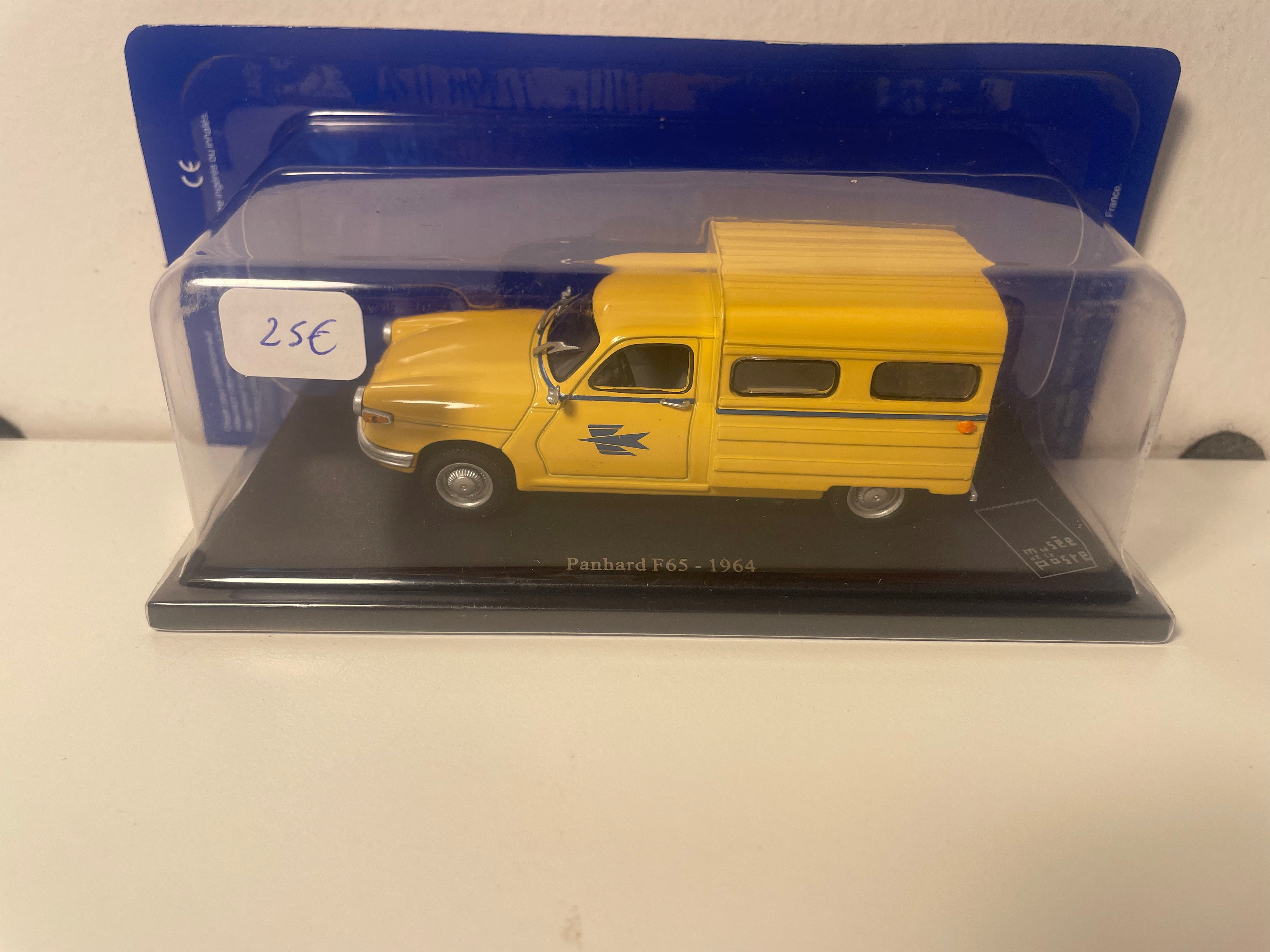 Panhard F65 jaune de 1964- La Poste - PTT