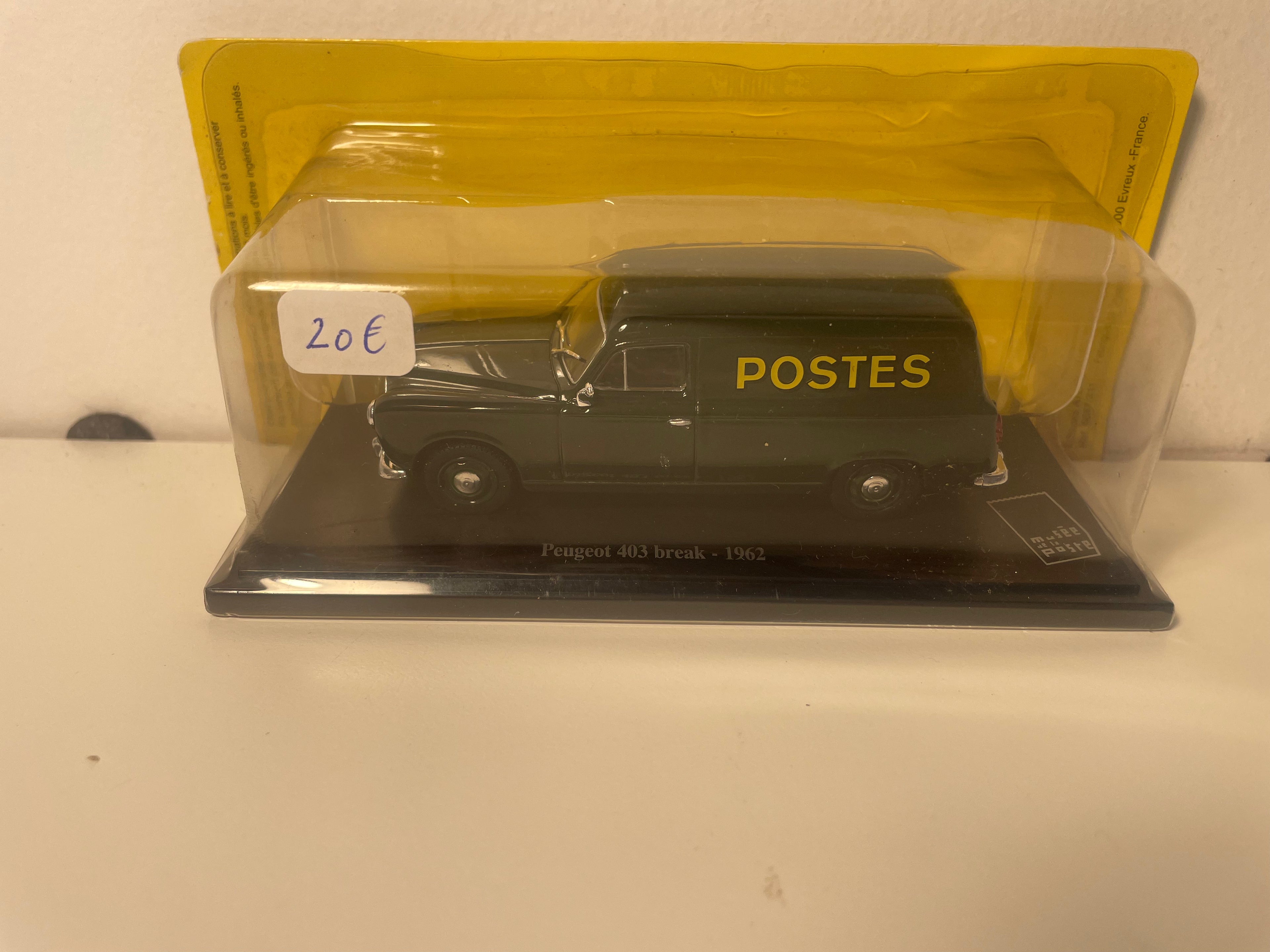 Donkergroene Peugeot 403 stationwagen uit 1962 La Poste - PTT