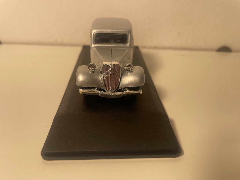 Citroën Traction 11CV berline grise de 1947 - ELIGOR