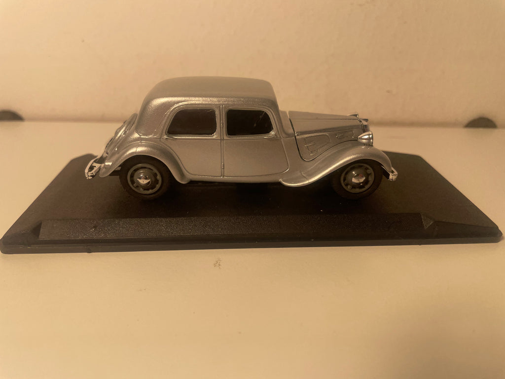 Citroën Traction 11CV berline grise de 1947 - ELIGOR