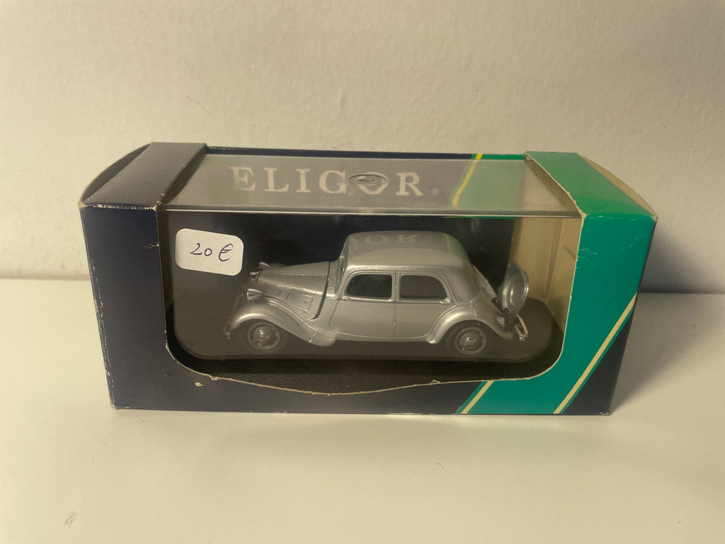 Citroën Traction 11CV berline grise de 1947 - ELIGOR