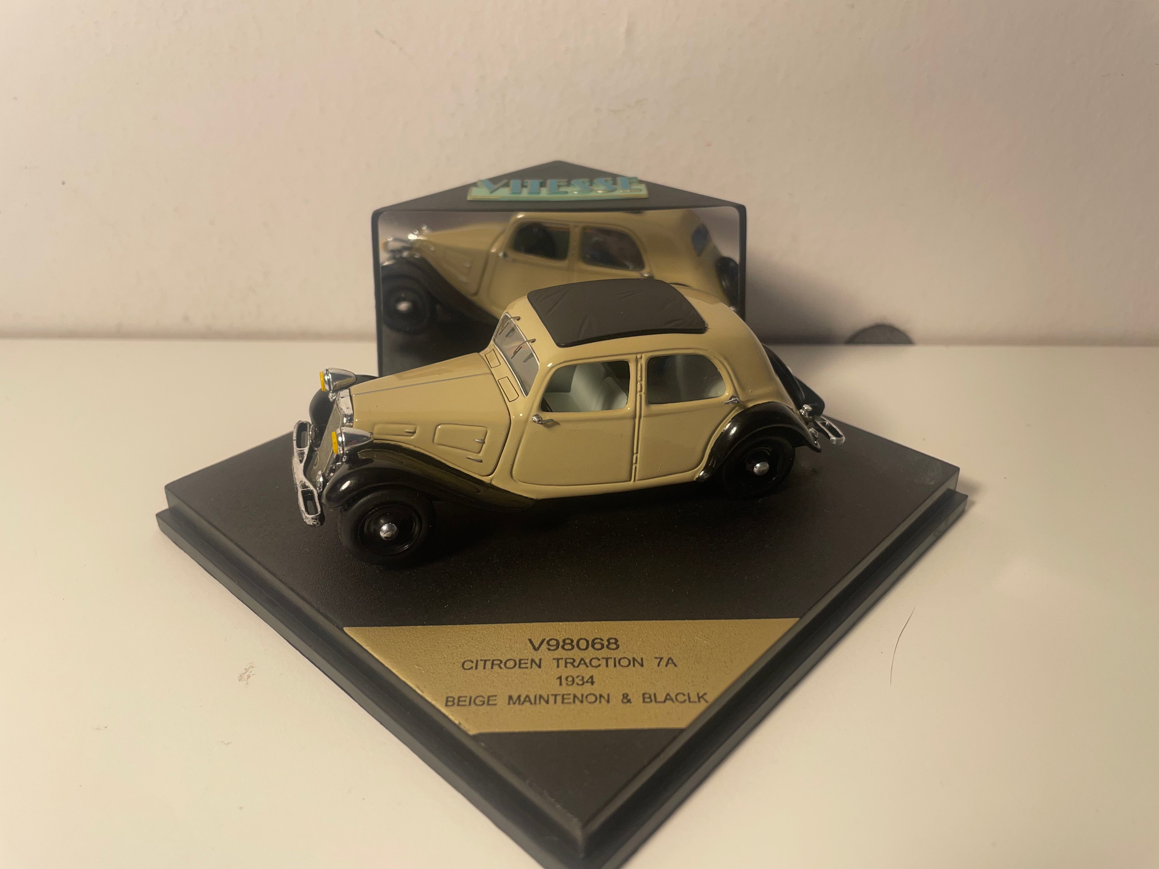 Citroën Traction 7A beige Maintenon an schwaart aus 1934 - VITESSE Referenz V98068