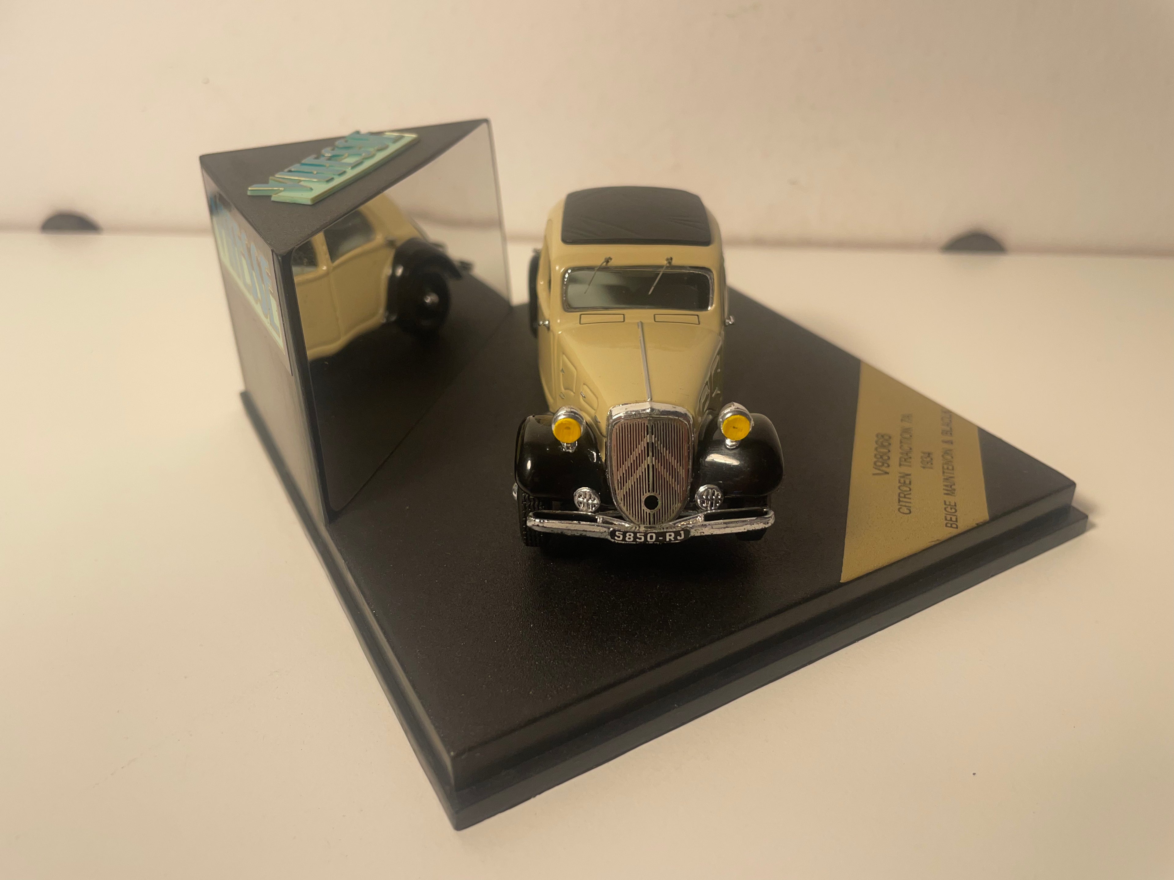 Citroën Traction 7A beige Maintenon an schwaart aus 1934 - VITESSE Referenz V98068