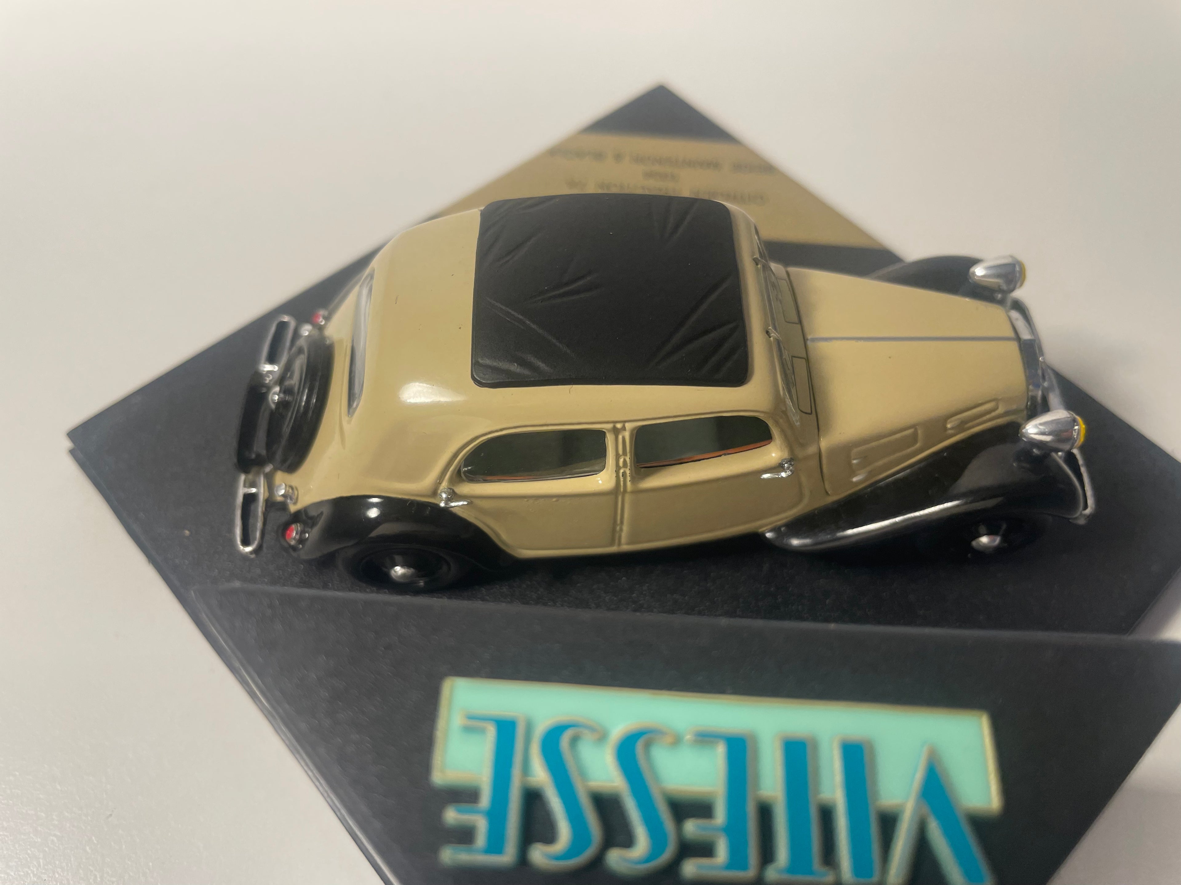 Citroën Traction 7A beige Maintenon an schwaart aus 1934 - VITESSE Referenz V98068