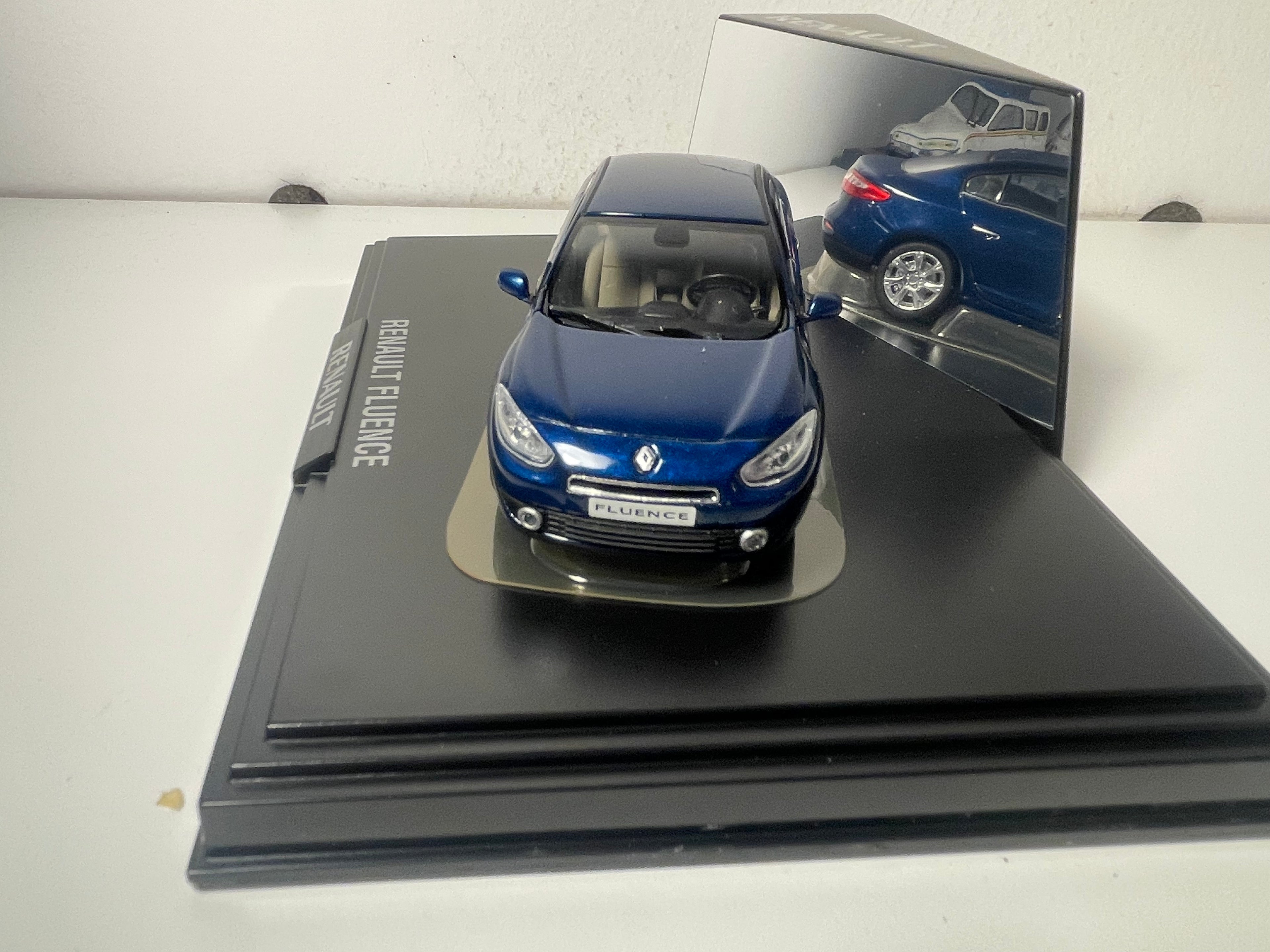 Renault Fluence Azul Escuro - Conjunto de Caixa Retangular