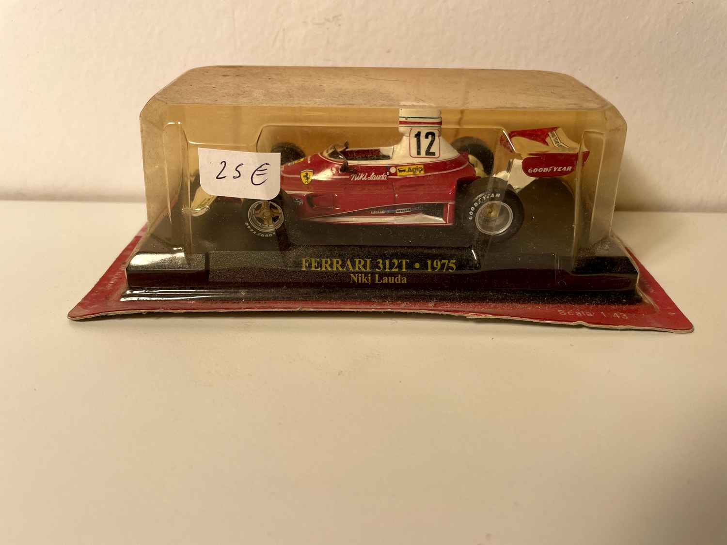 Ferrari 312T rouge numéro 12 de 1975 - Formule 1 - Niki Lauda