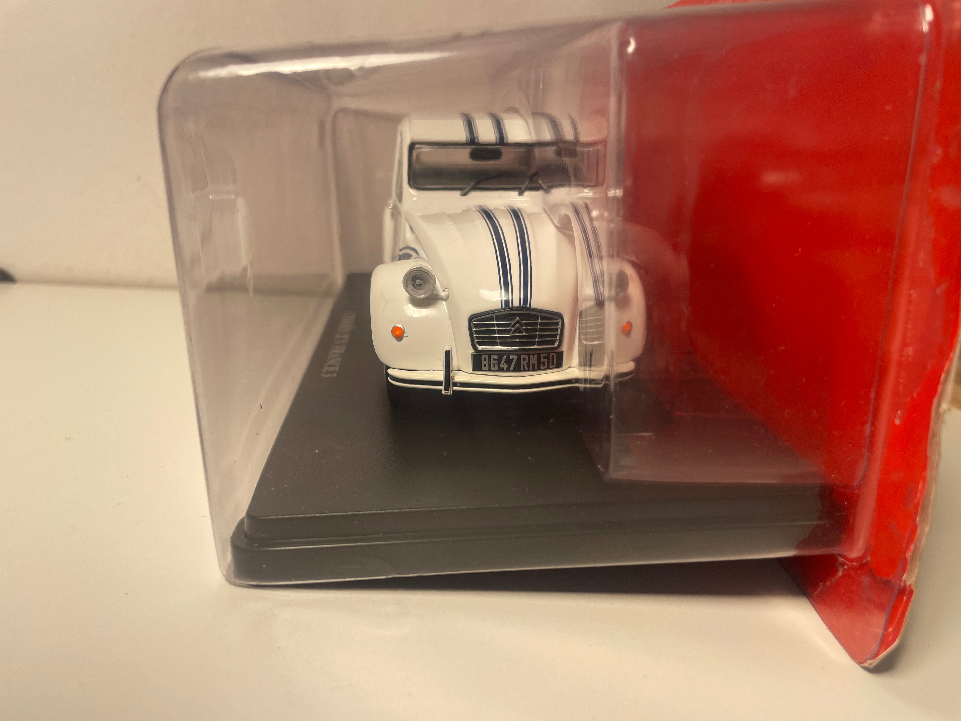 Citroën 2 CV FRANCE 3 bianca con ghirigori blu (scala: 1/24)
