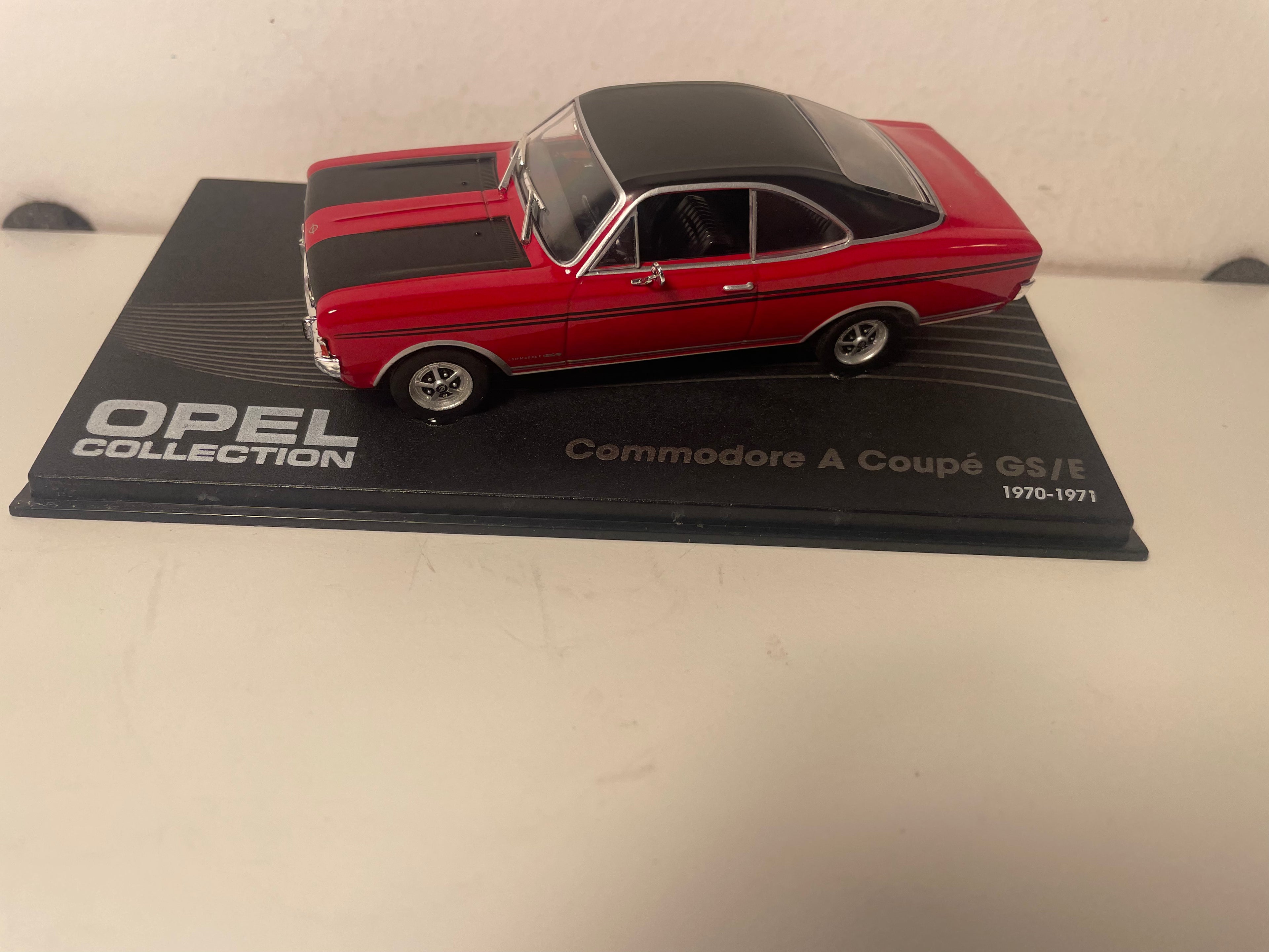 Dunkelrote und Schwarze Opel Commodore A Coupé GS/E 1970-1971