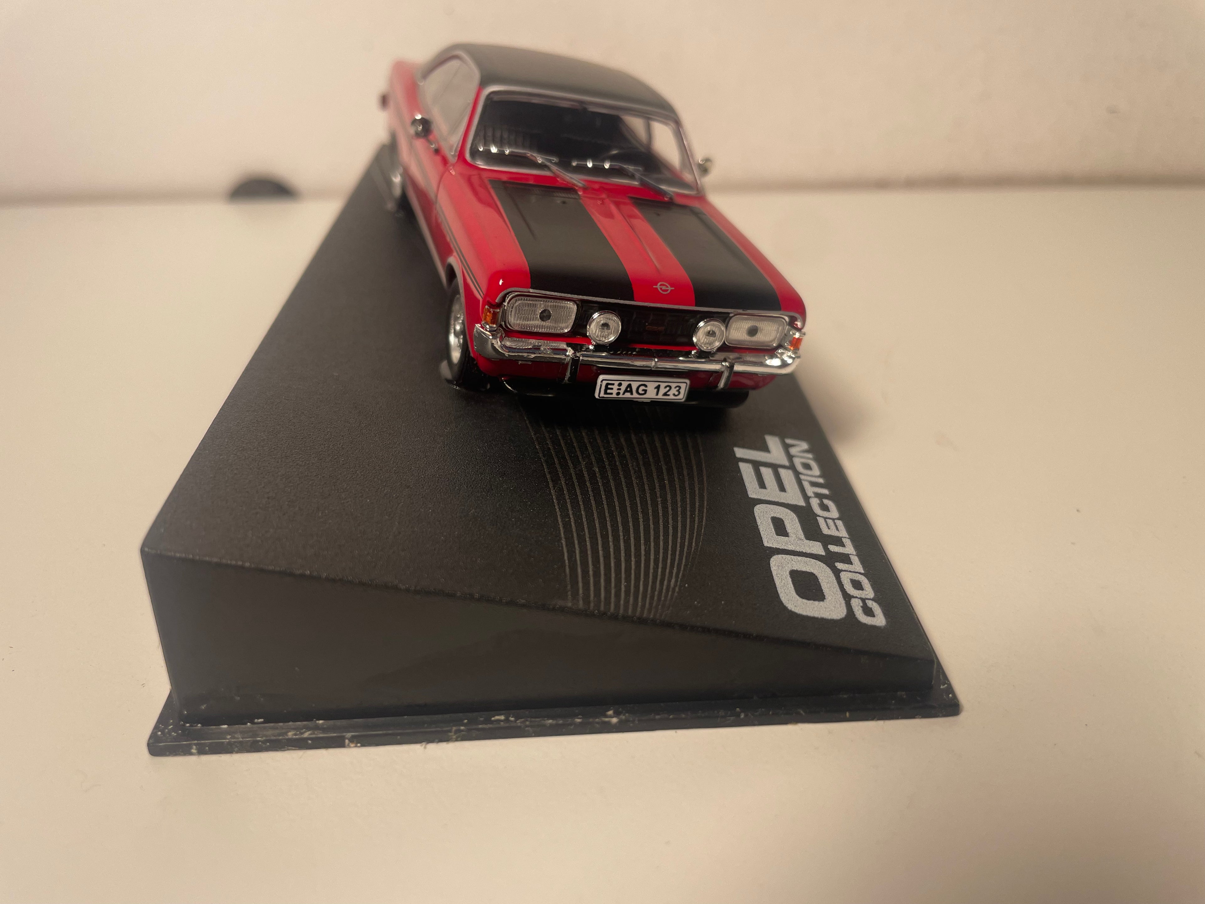 Dunkelrote und Schwarze Opel Commodore A Coupé GS/E 1970-1971