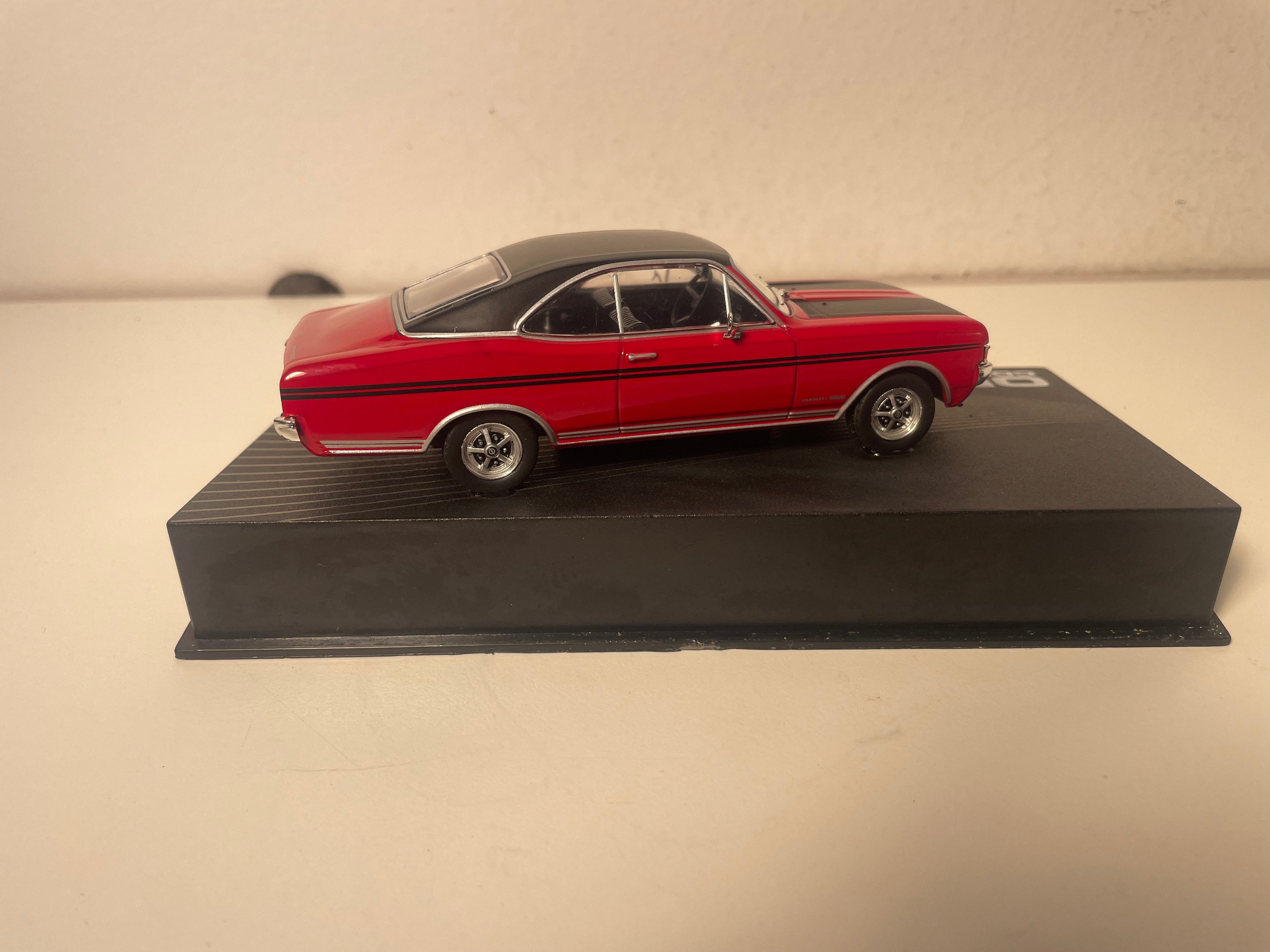 Dunkelrote und Schwarze Opel Commodore A Coupé GS/E 1970-1971