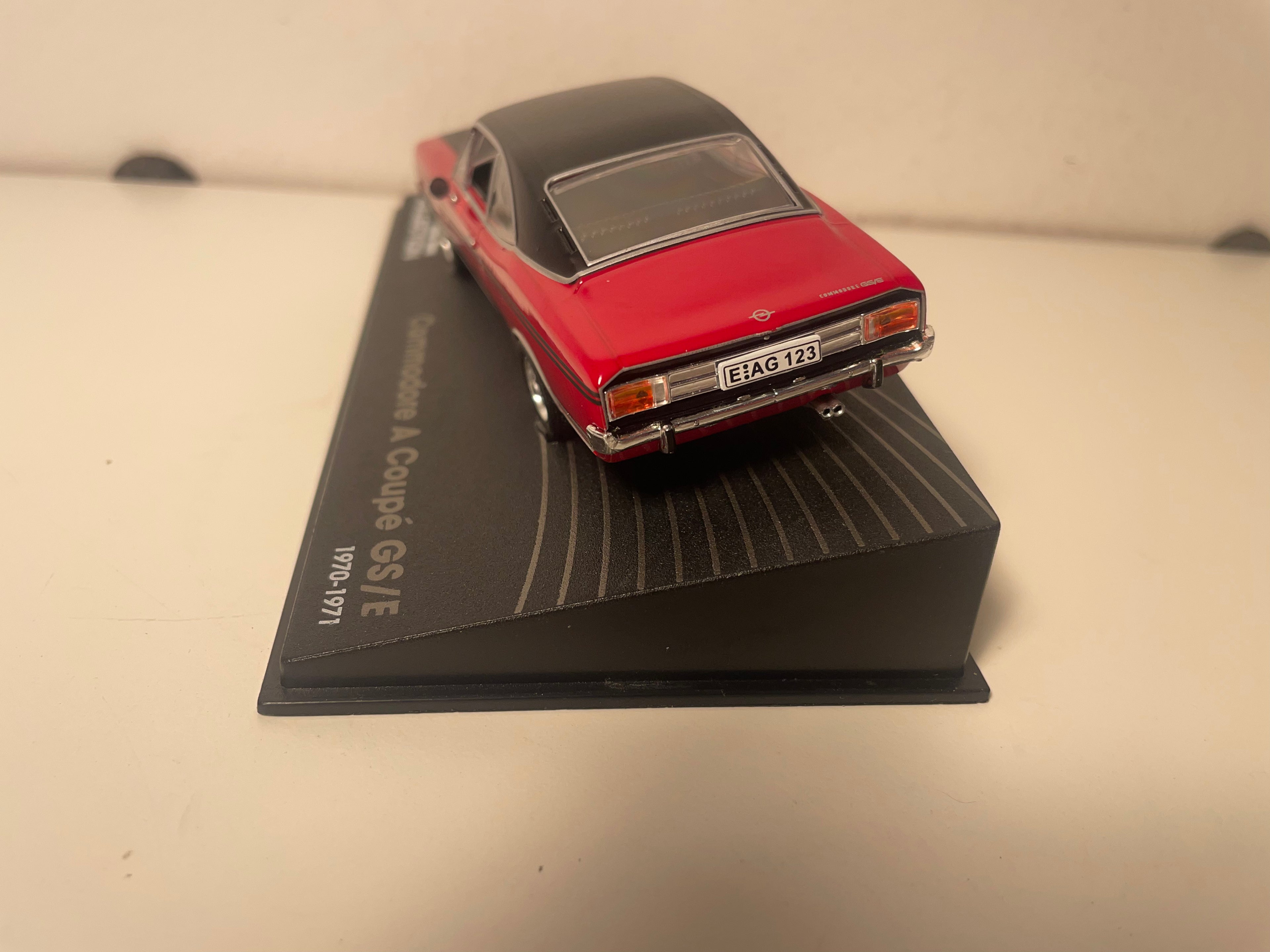 Dunkelrote und Schwarze Opel Commodore A Coupé GS/E 1970-1971