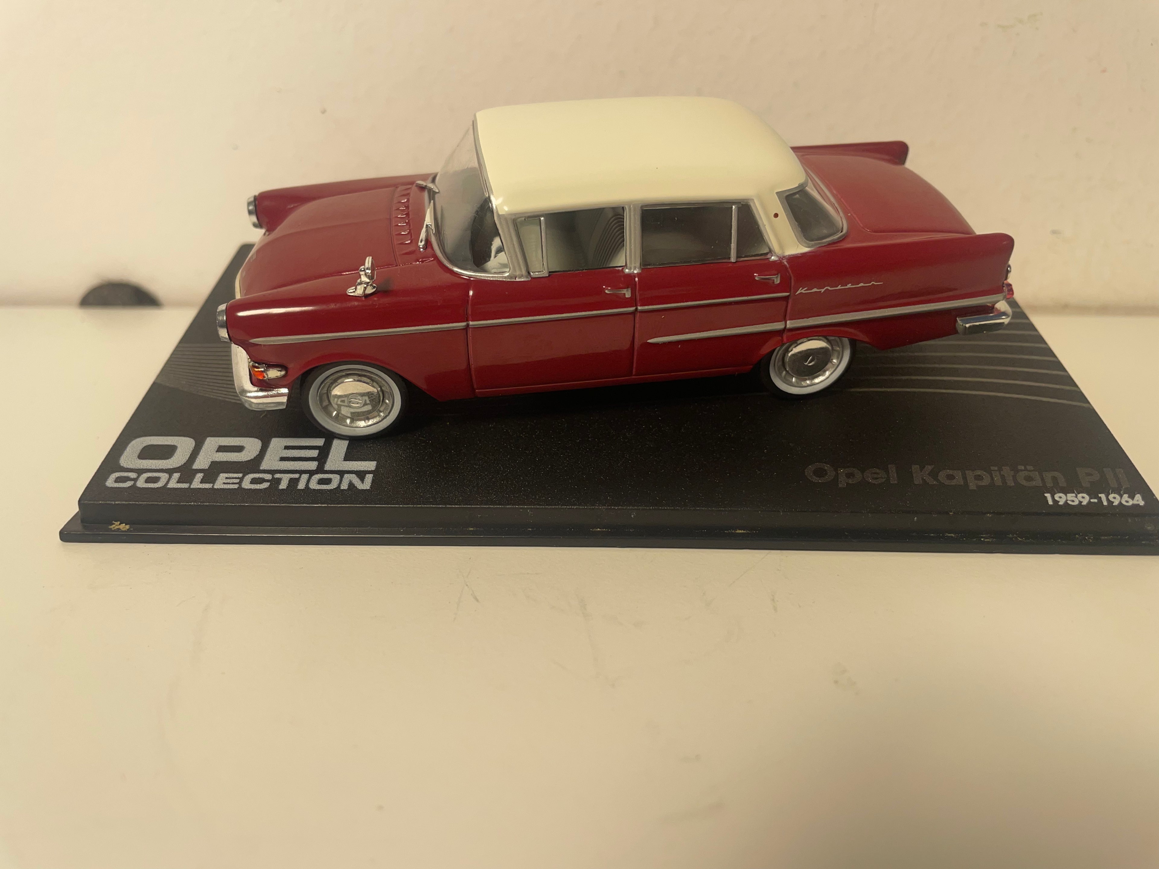 Opel Kapitän PII bordeaux en lichtbeige witte dak - 1959-1964