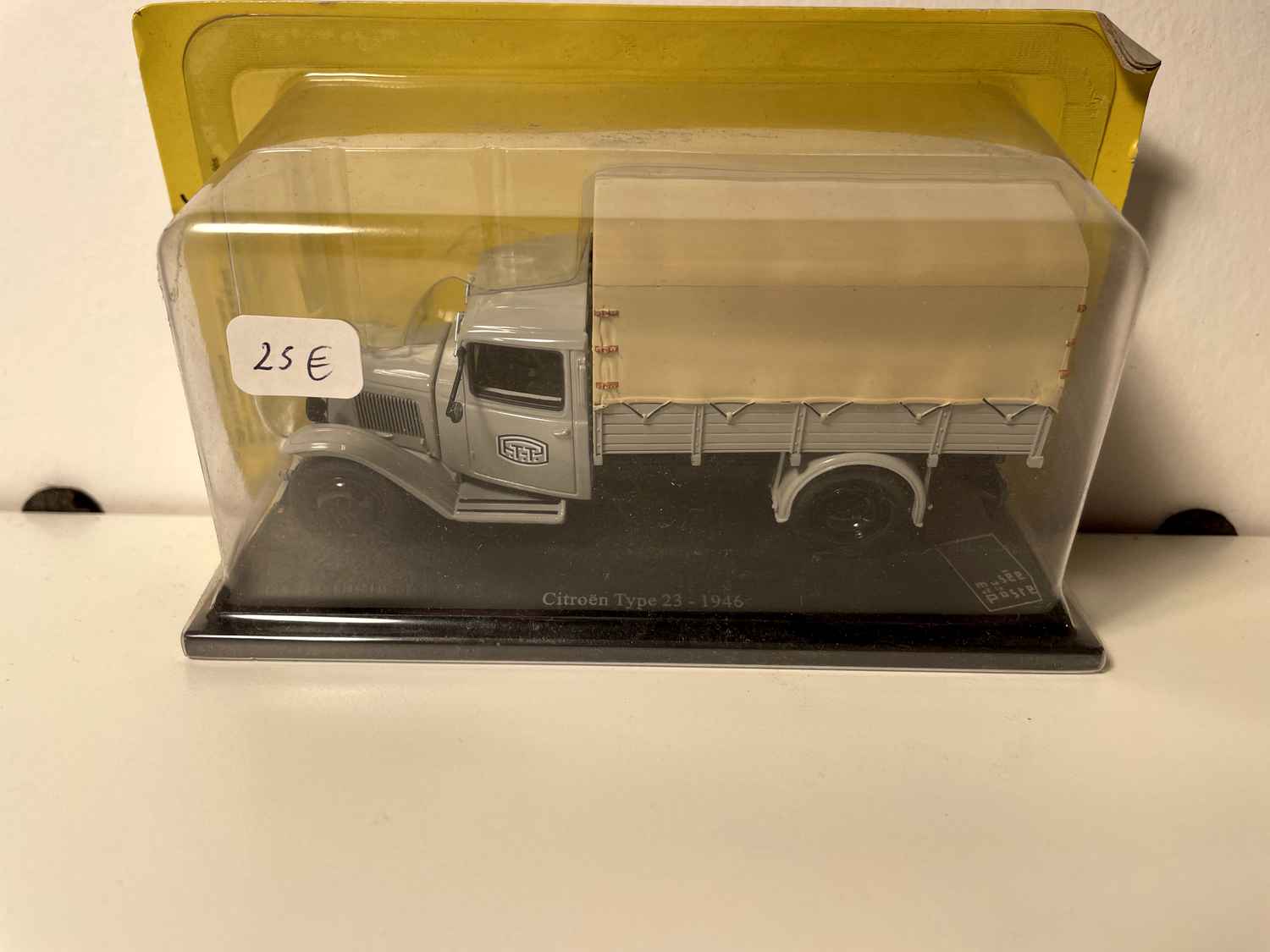 Citroën type 23 grijs en beige met zeil uit 1946, Postkantoor vrachtwagen - PTT