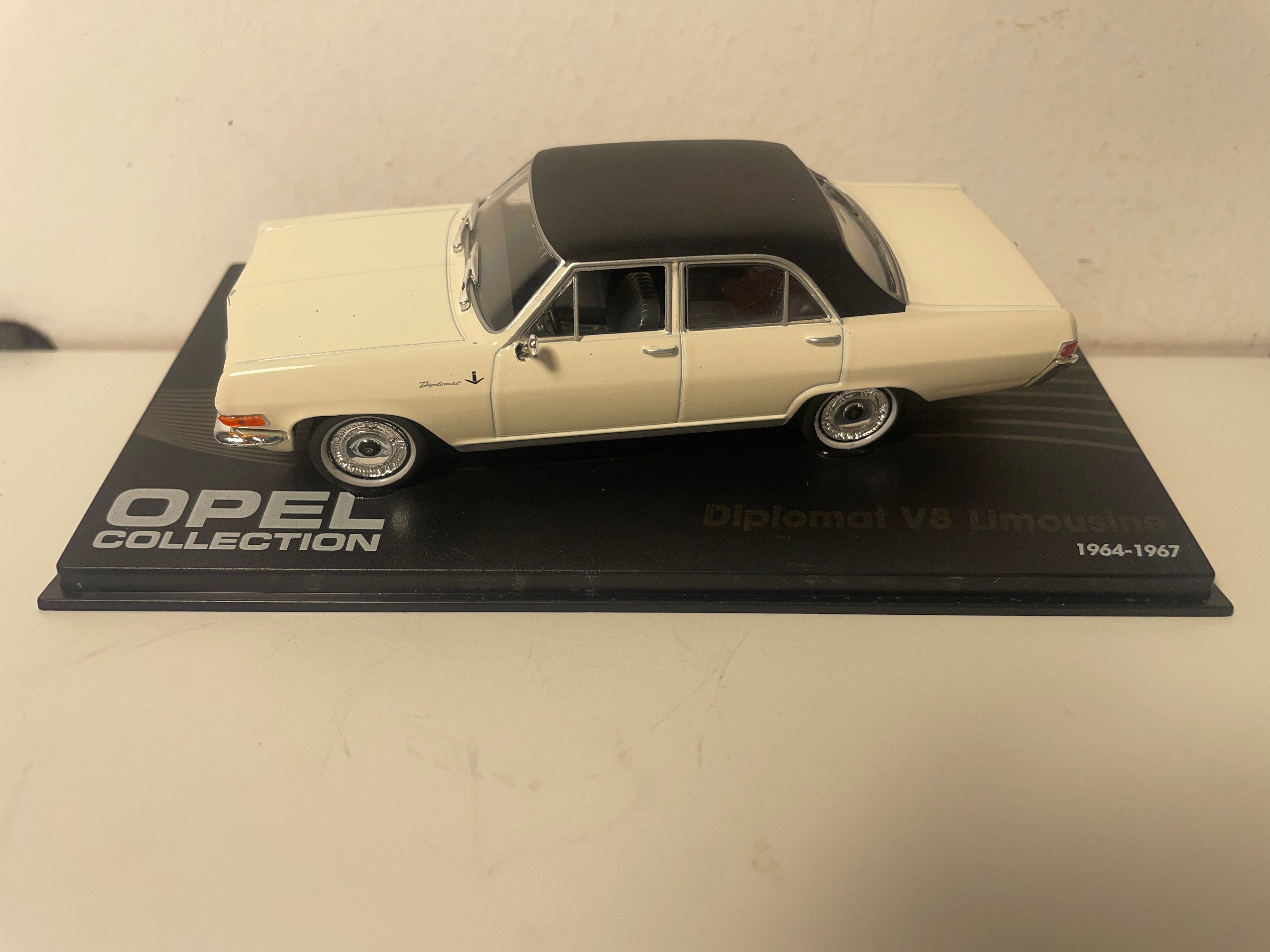 Opel Diplomat V8 Limousine Weiß mit schwarzem Dach - 1964-1967