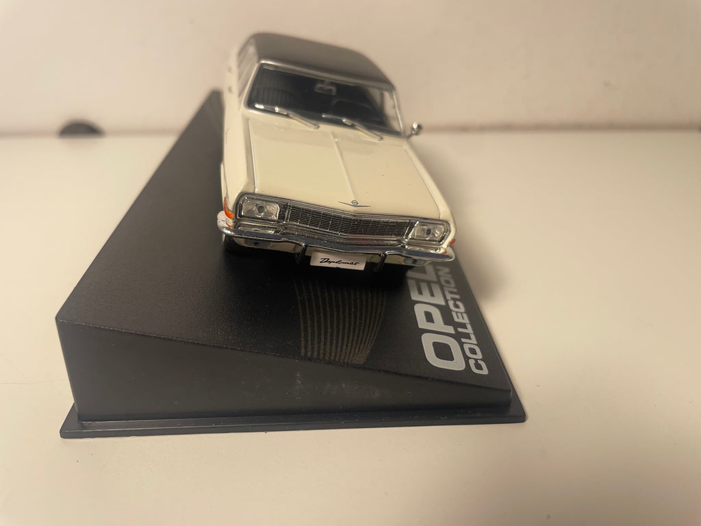 Opel Diplomat V8 Limousine Wit met Zwart Dak - 1964-1967