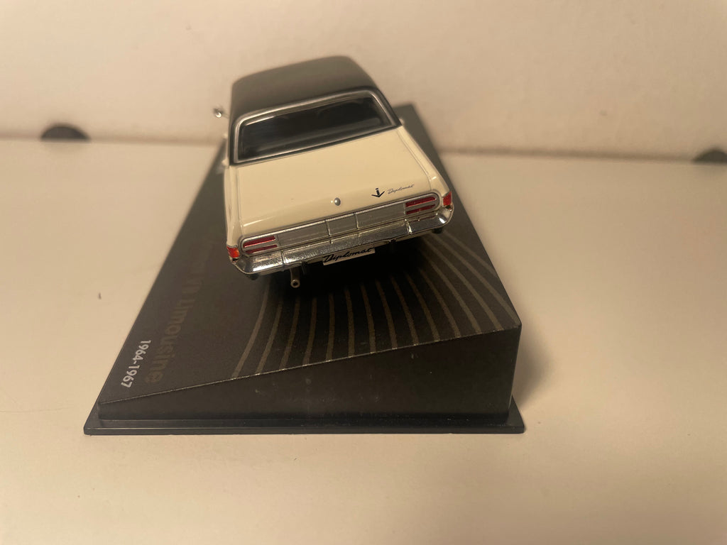 Opel Diplomat V8 Limousine Wit met Zwart Dak - 1964-1967