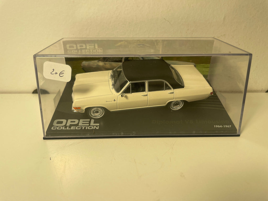 Opel Diplomat V8 Limousine Wit met Zwart Dak - 1964-1967