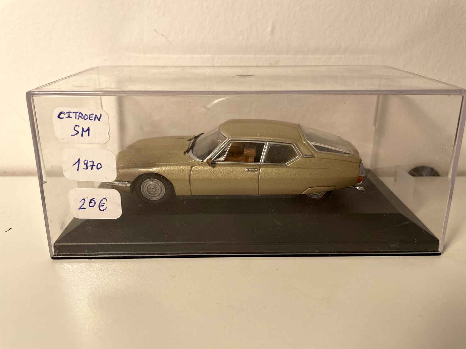 Citroën SM marron de 1970 (voiture rajoutée sur un socle - boite plexi)