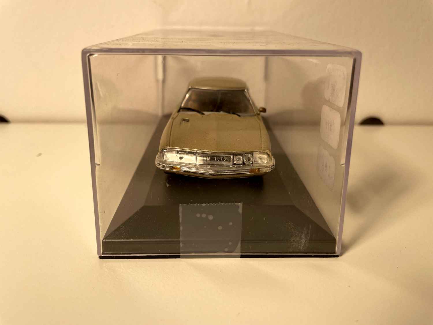 Citroën SM marron de 1970 (voiture rajoutée sur un socle - boite plexi)