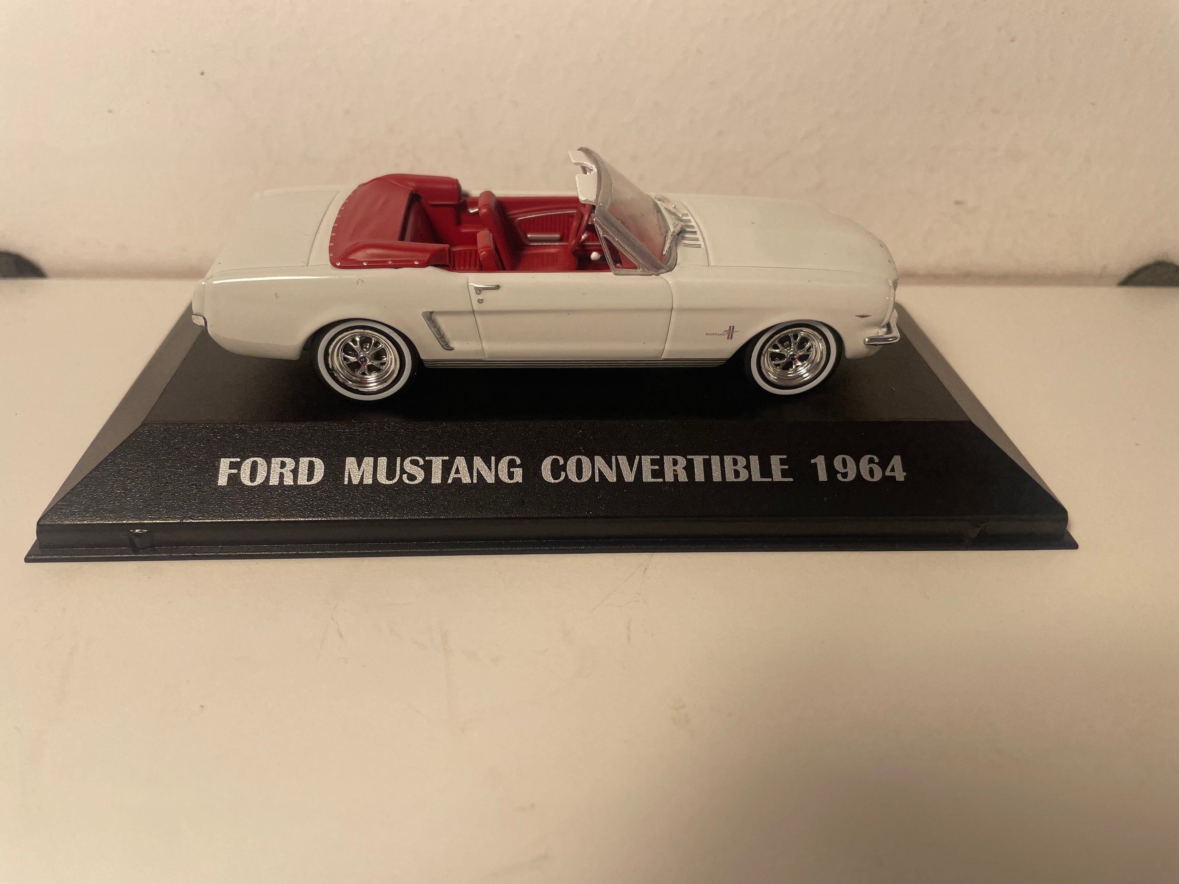 Ford Mustang convertible blanche de 1964