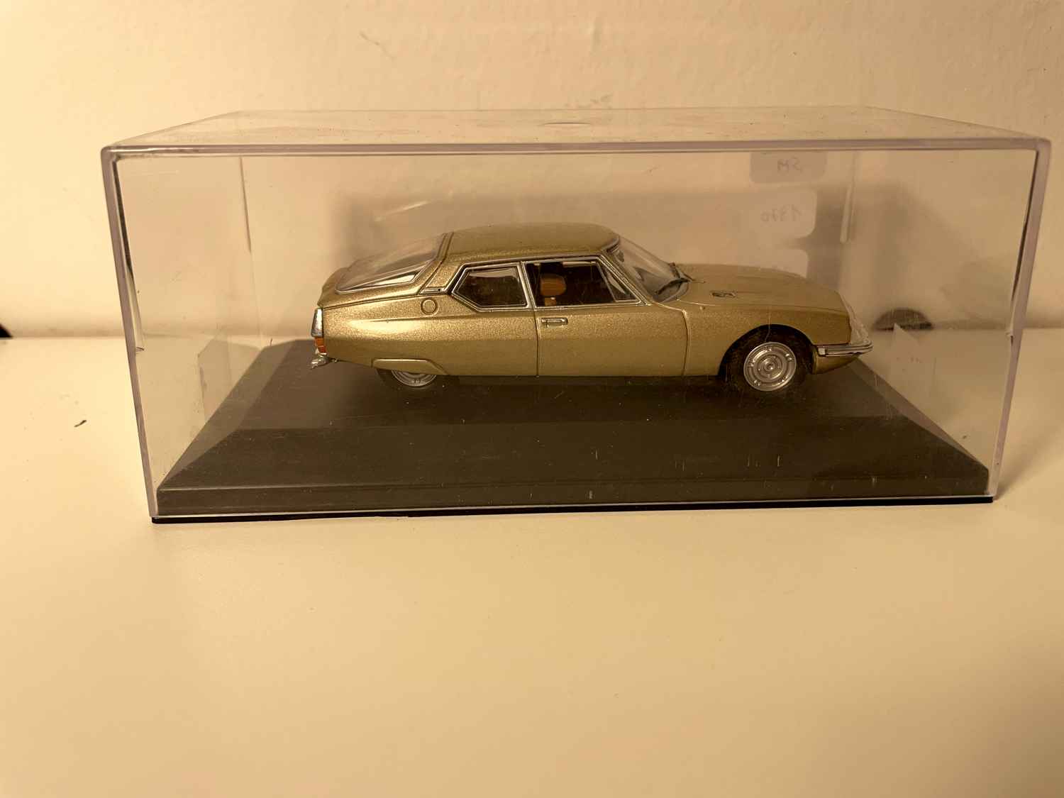 Citroën SM marron de 1970 (voiture rajoutée sur un socle - boite plexi)
