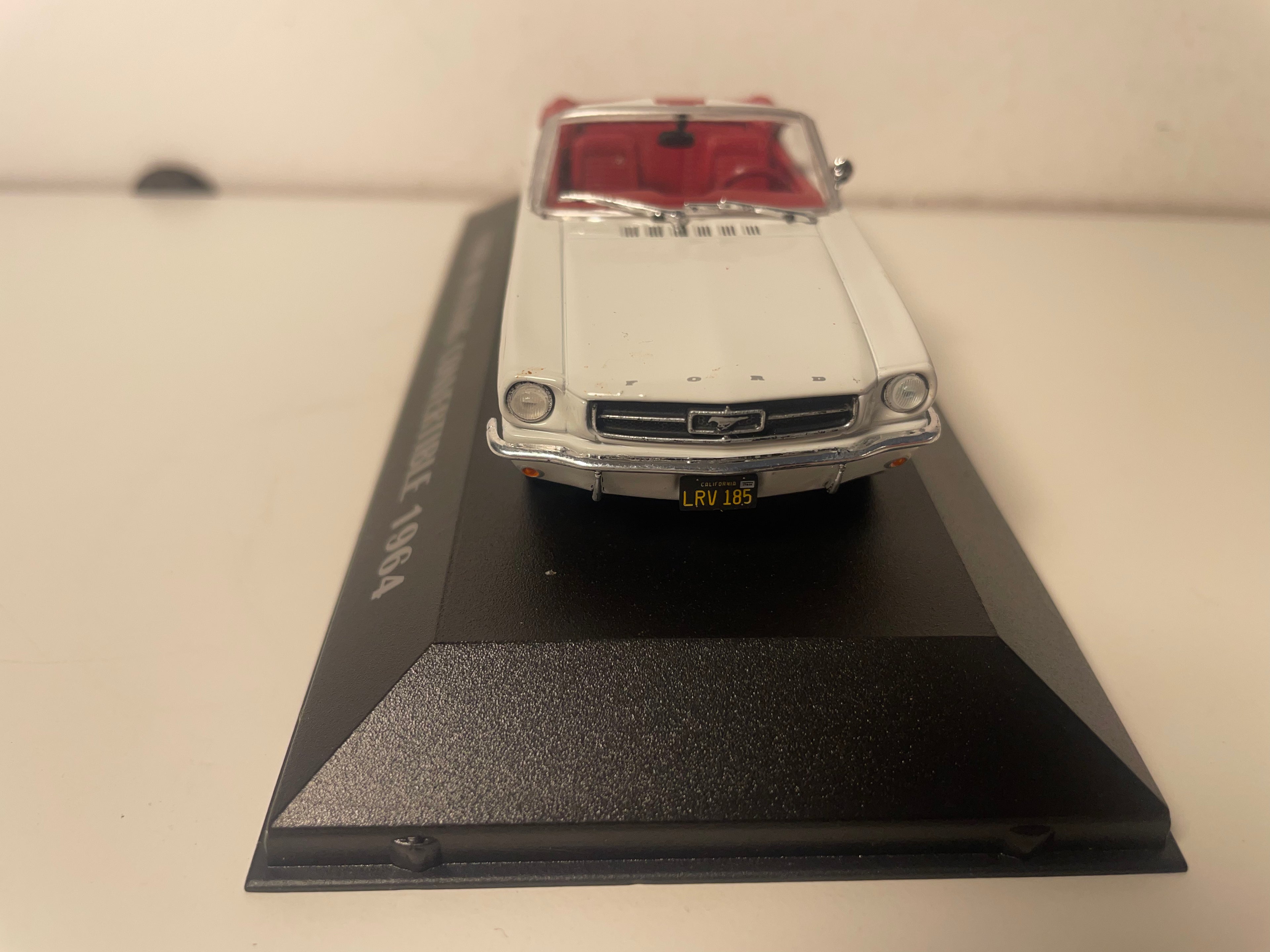 Ford Mustang convertible blanche de 1964