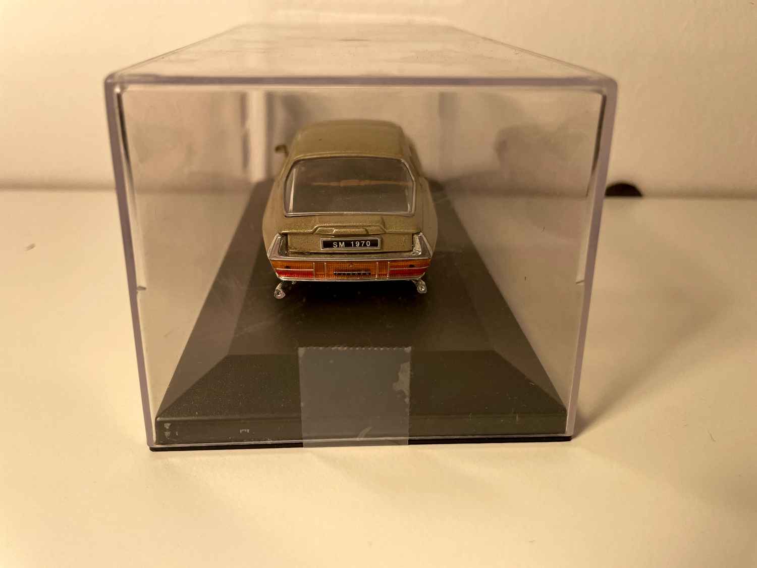 Citroën SM marron de 1970 (voiture rajoutée sur un socle - boite plexi)