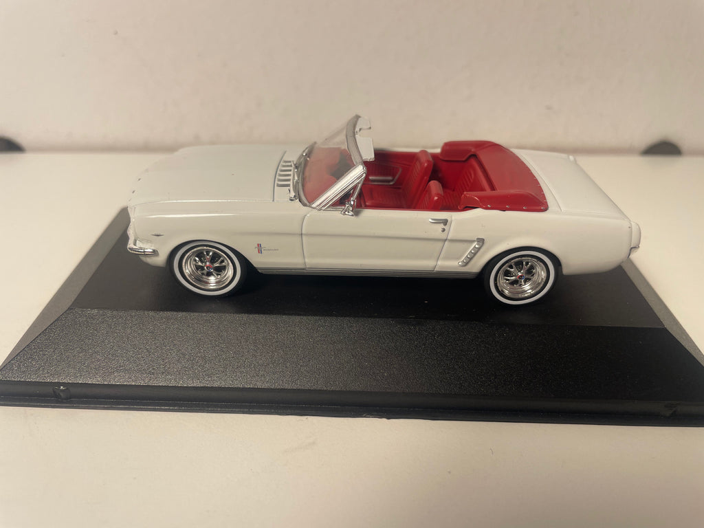 Ford Mustang convertible blanche de 1964