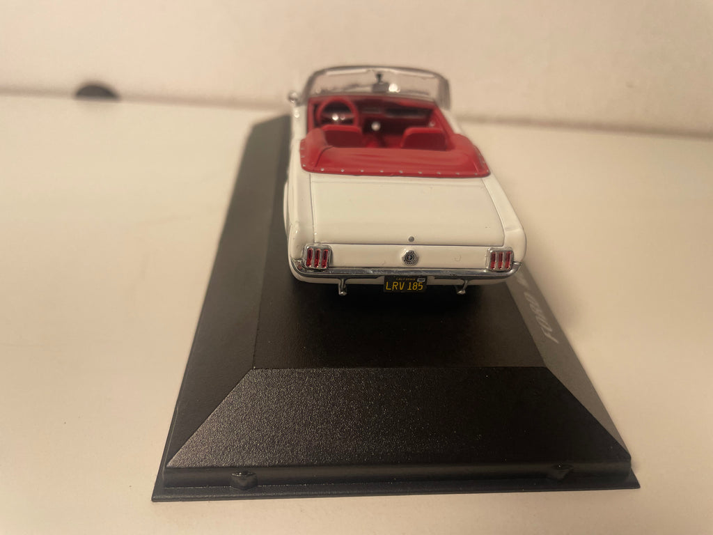 Ford Mustang convertible blanche de 1964