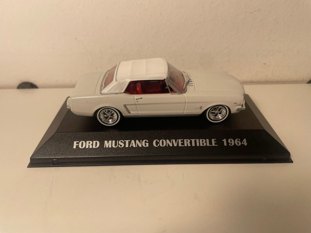 Ford Mustang convertible blanche de 1964