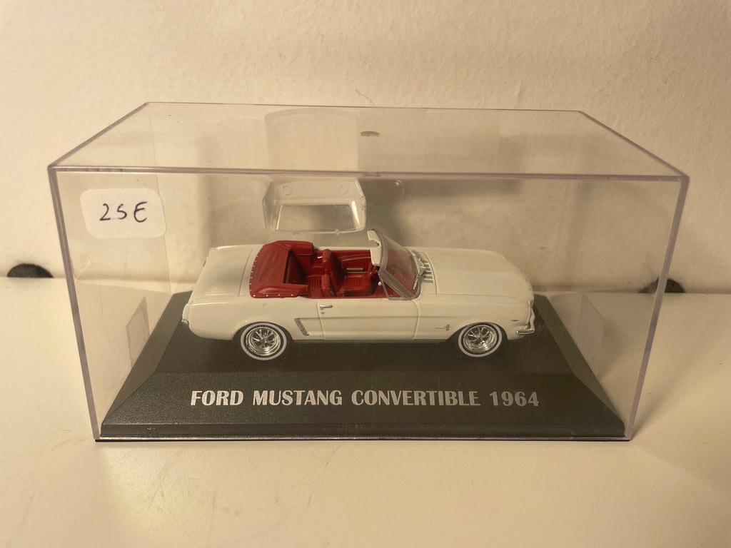 Ford Mustang convertible blanche de 1964