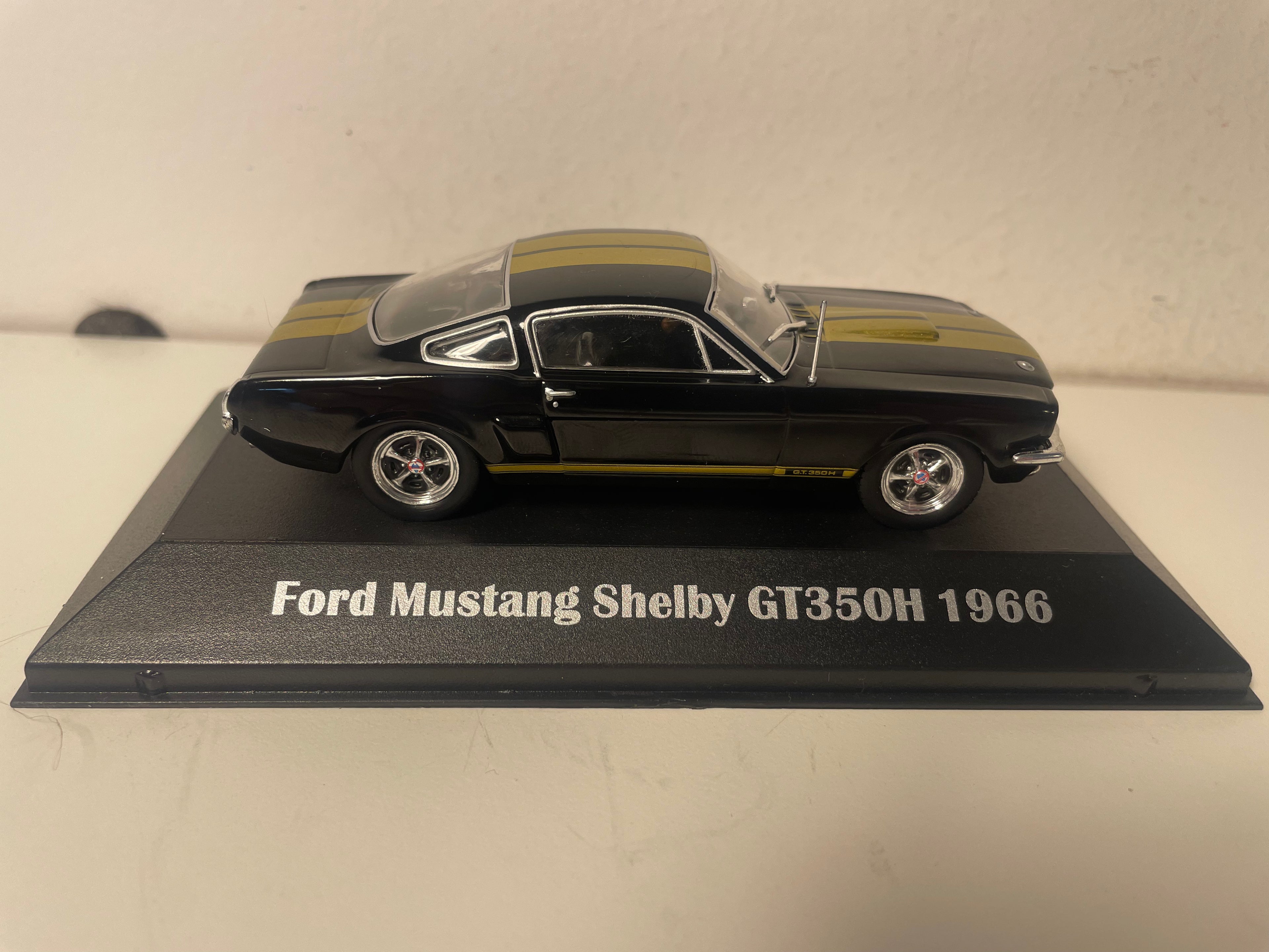Ford Mustang Shelby GT350H noir et or de 1966