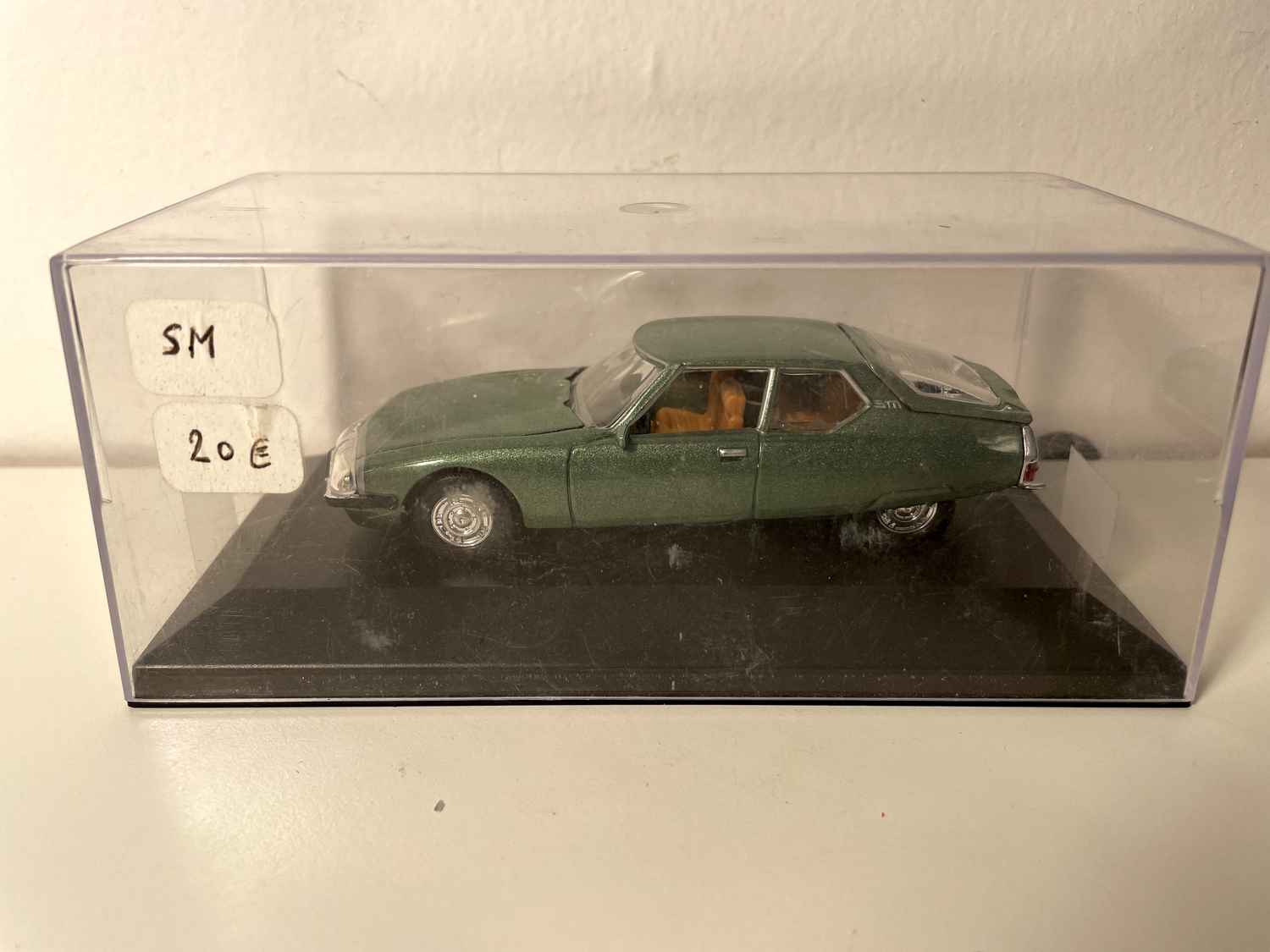Citroën SM verte (voiture rajoutée sur un socle - boite plexi)