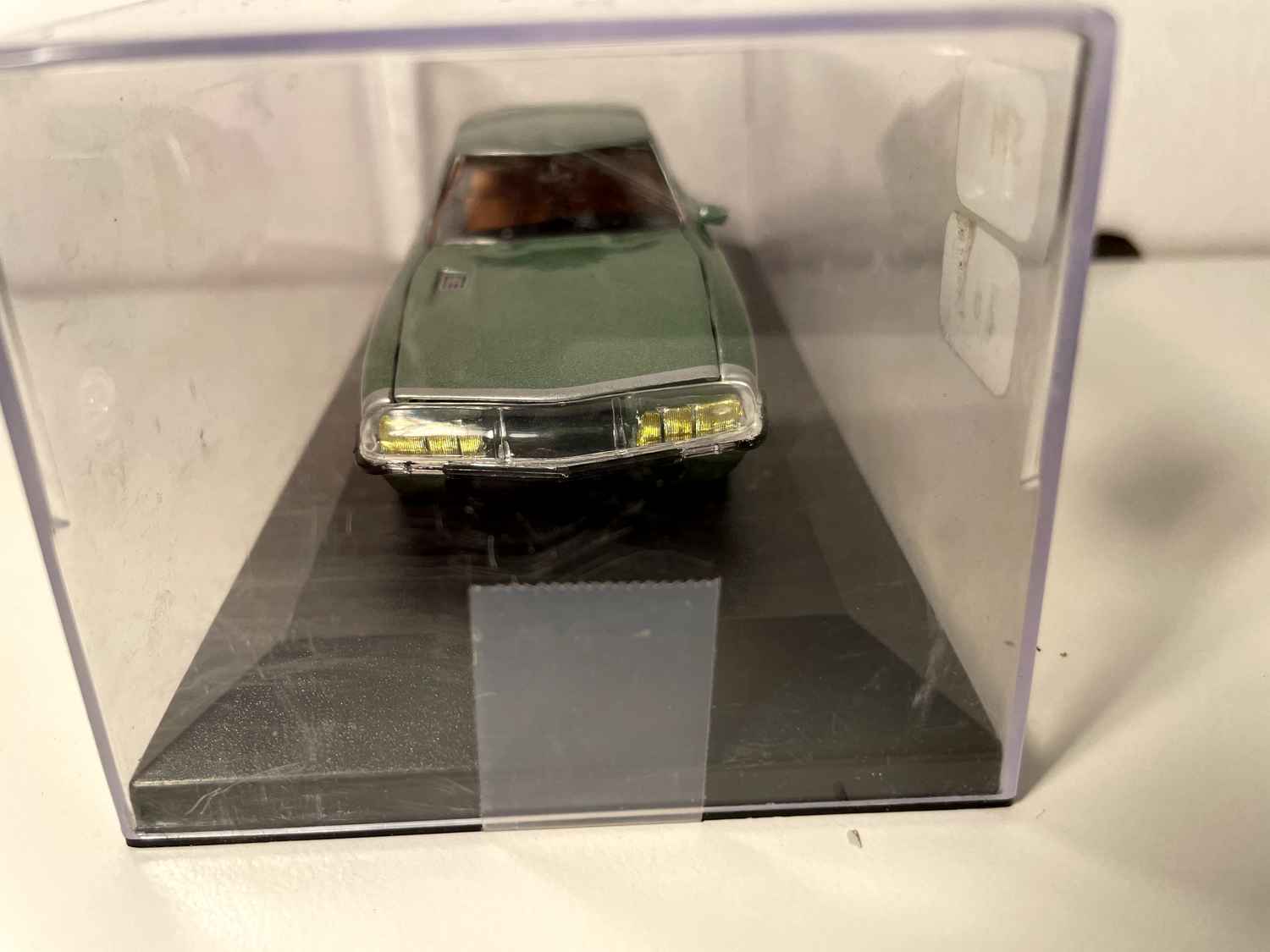 Citroën SM verte (voiture rajoutée sur un socle - boite plexi)