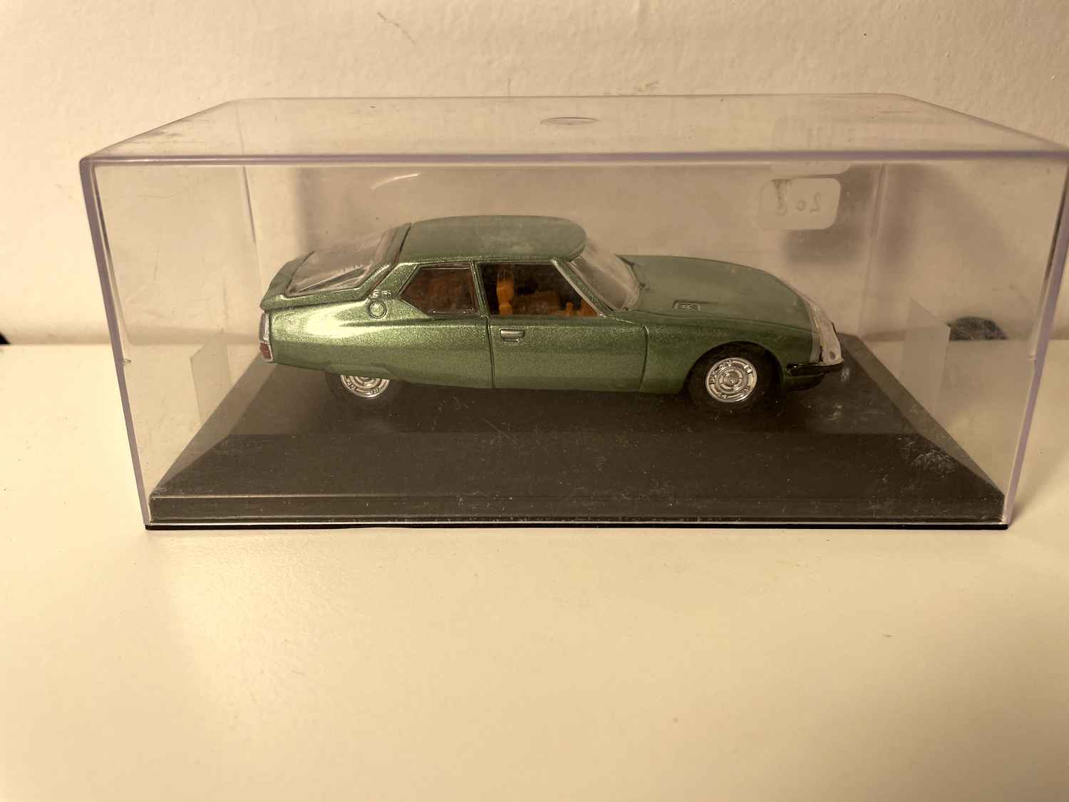 Citroën SM verte (voiture rajoutée sur un socle - boite plexi)