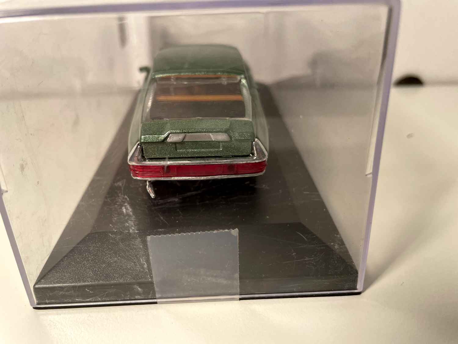 Citroën SM verte (voiture rajoutée sur un socle - boite plexi)