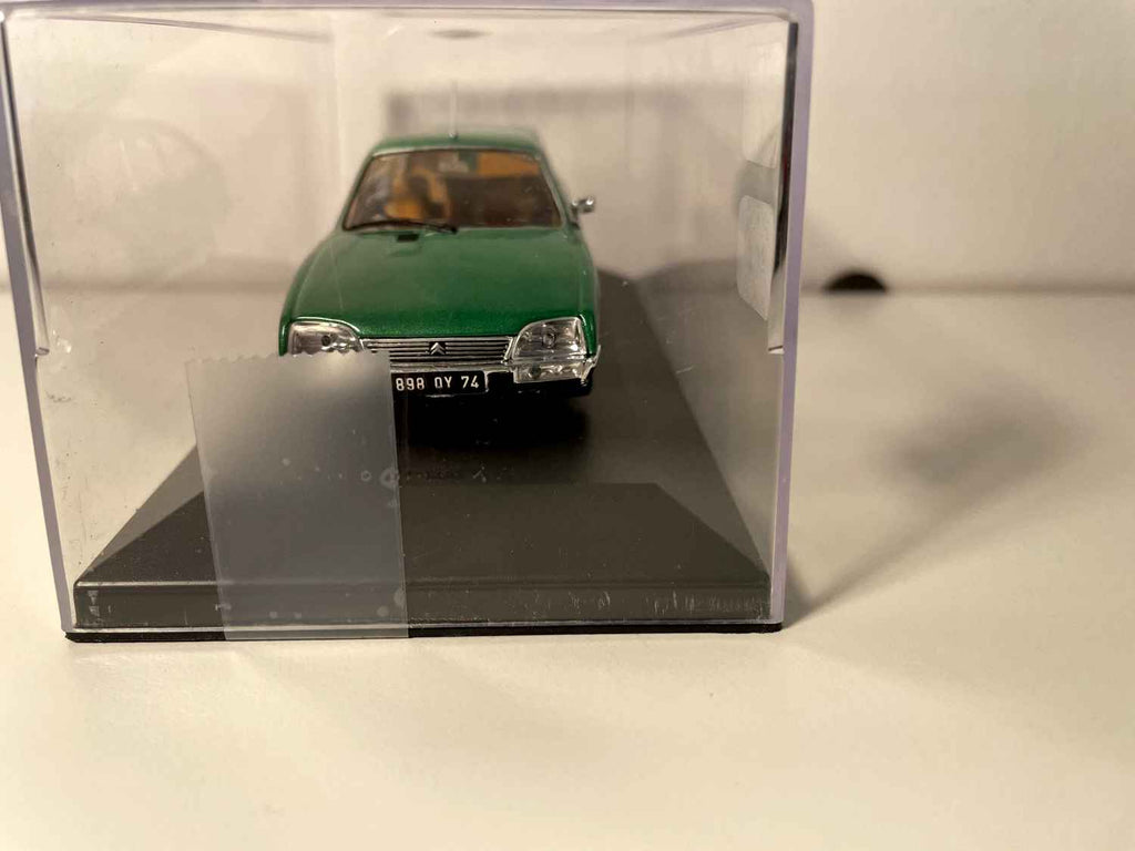 Citroën CX Grün (Auto auf einem Sockel - Plexikasten hinzugefügt)
