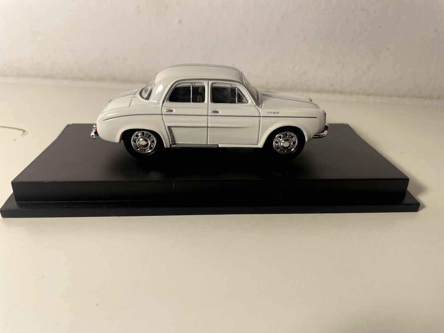 Renault Dauphine Gordini biała z niebieskimi paskami (LEGEND SERIES)