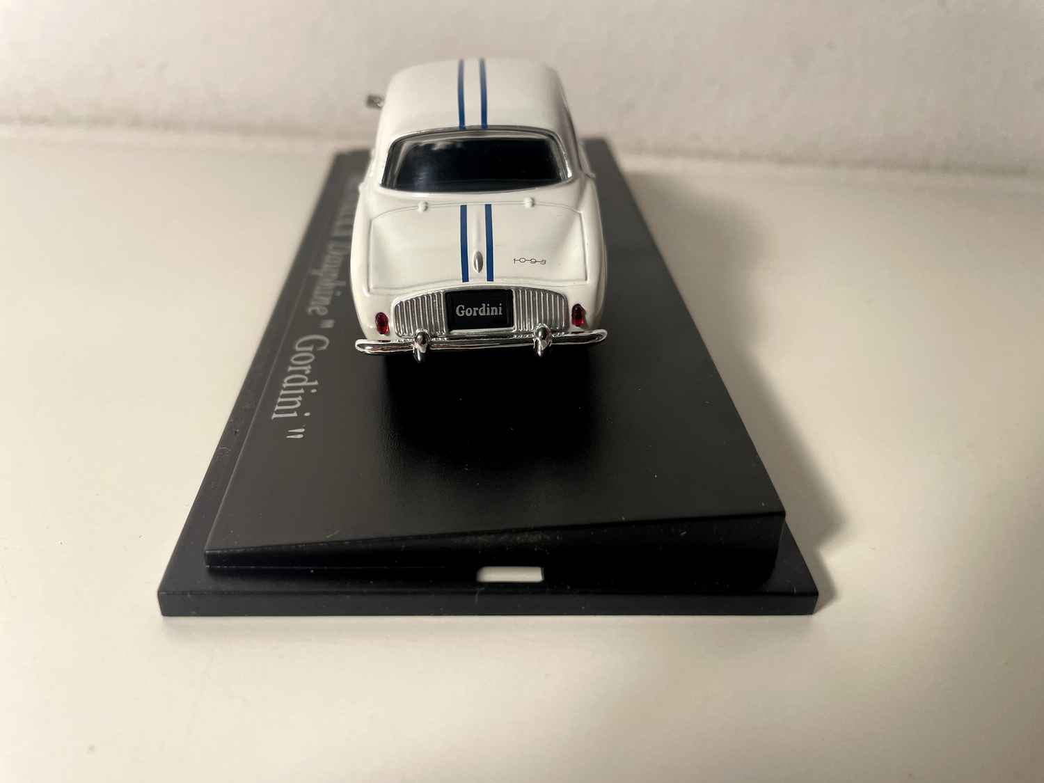 Renault Dauphine Gordini biała z niebieskimi paskami (LEGEND SERIES)