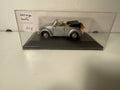 Volkswagen Beetle gris con personajes