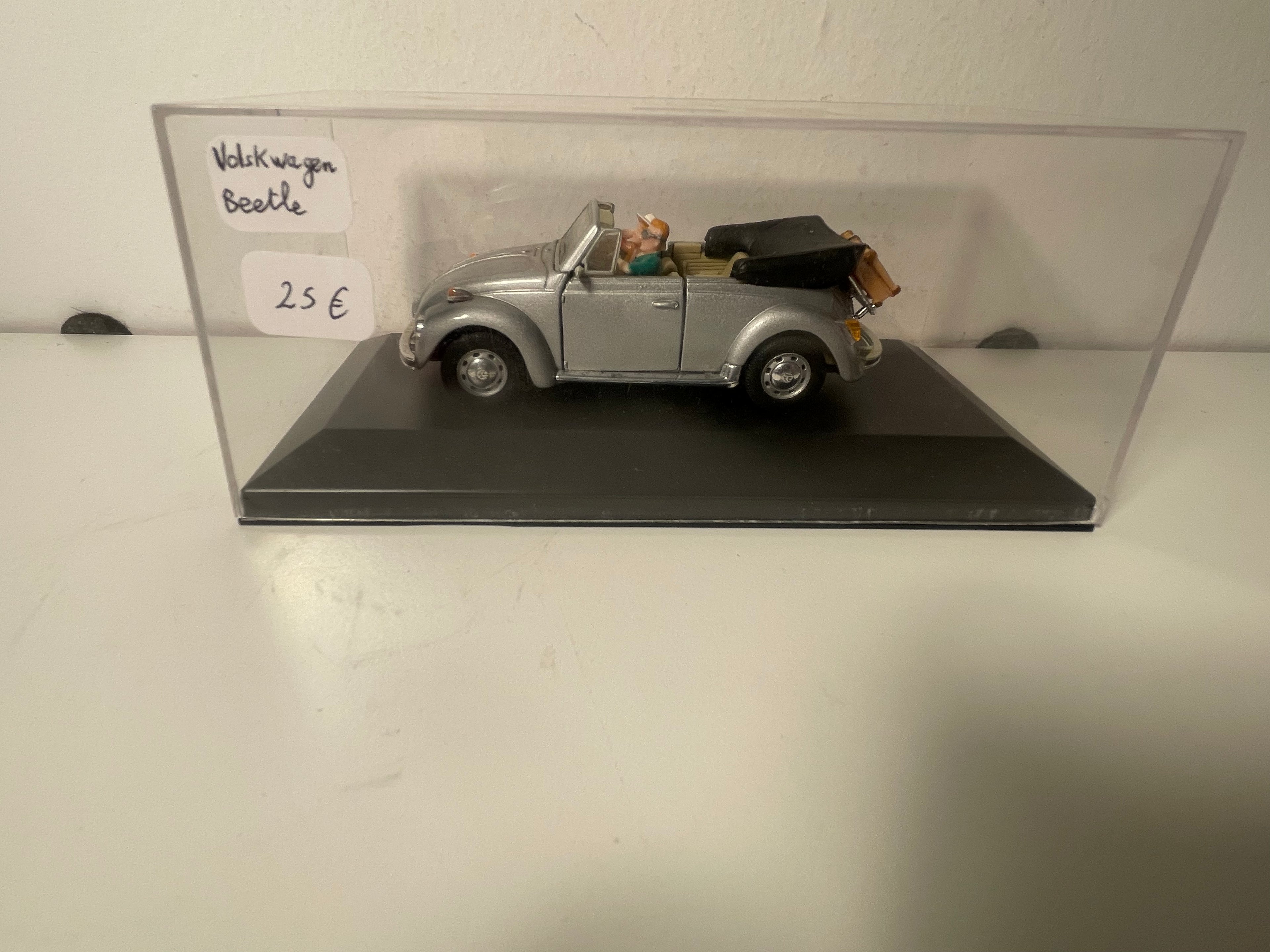 Fusca Cinza com Personagens
