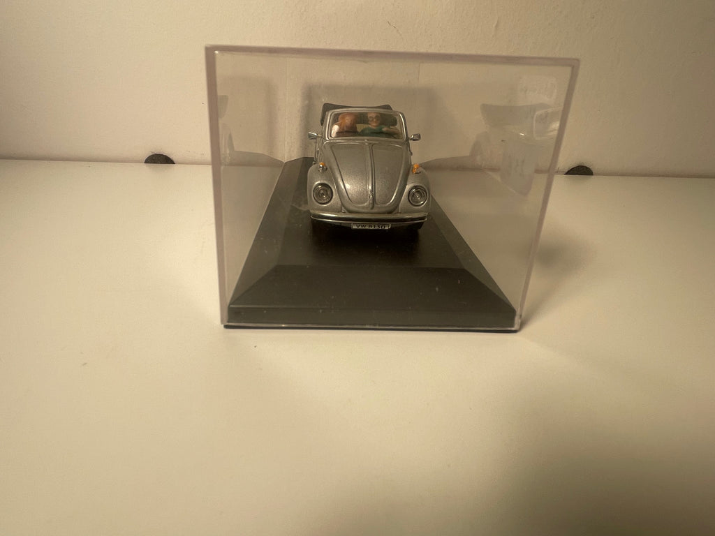 Volkswagen Beetle gris con personajes