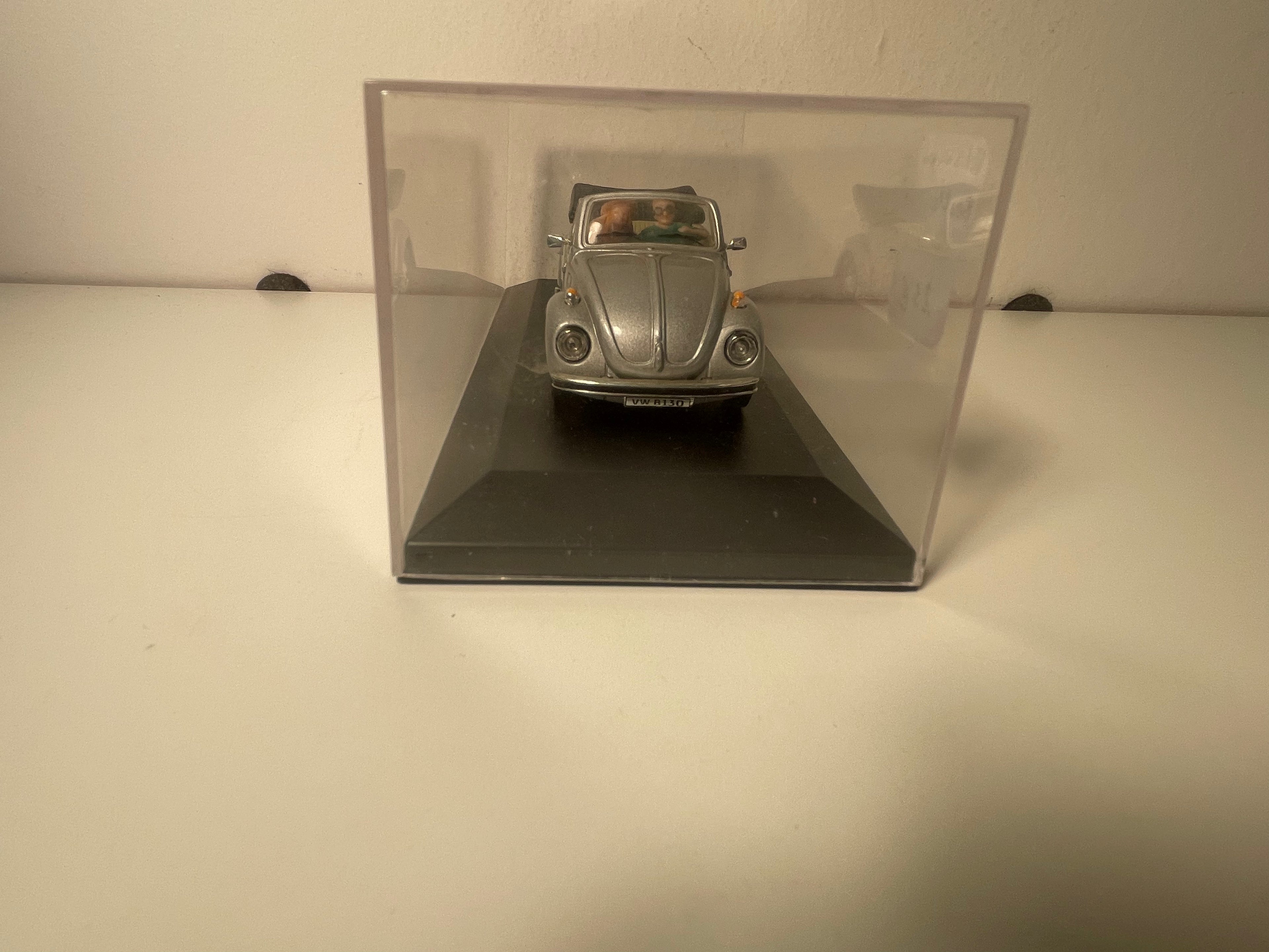 Fusca Cinza com Personagens