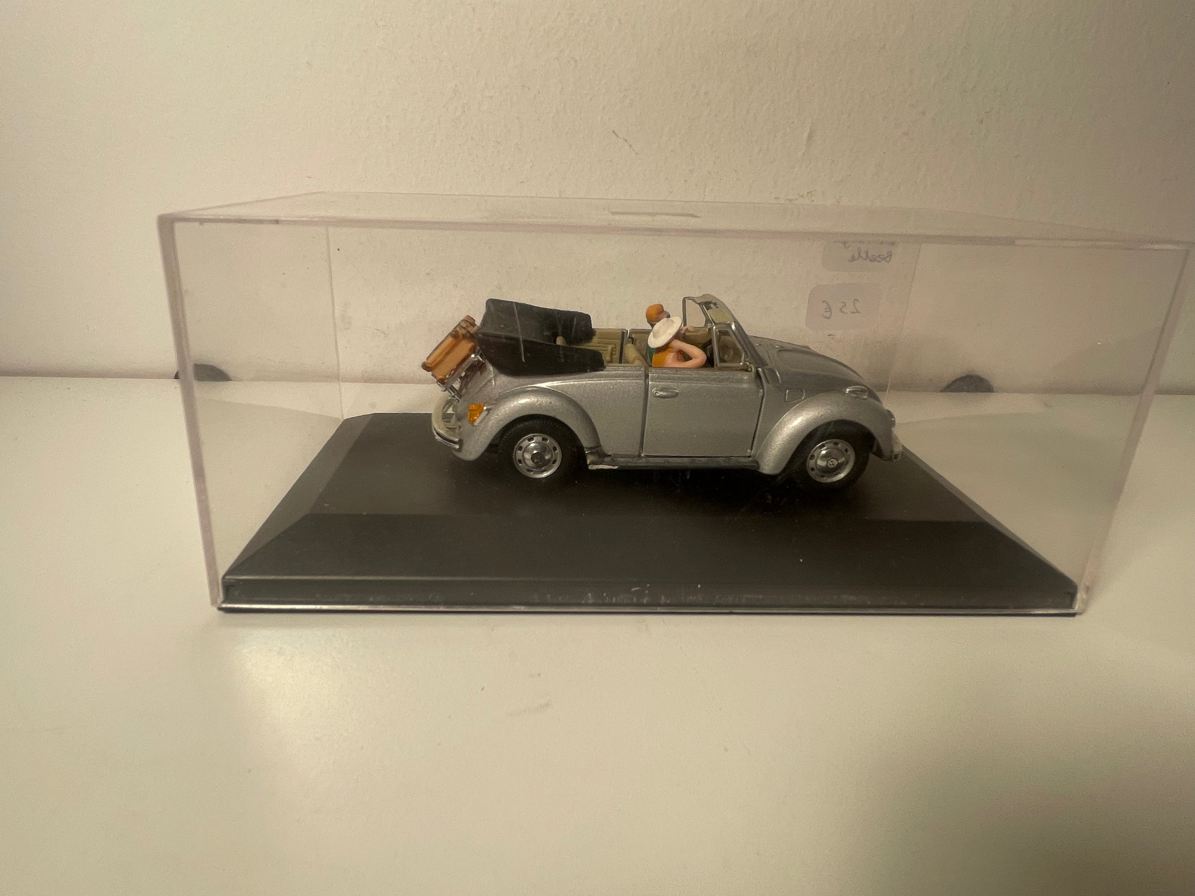 Fusca Cinza com Personagens