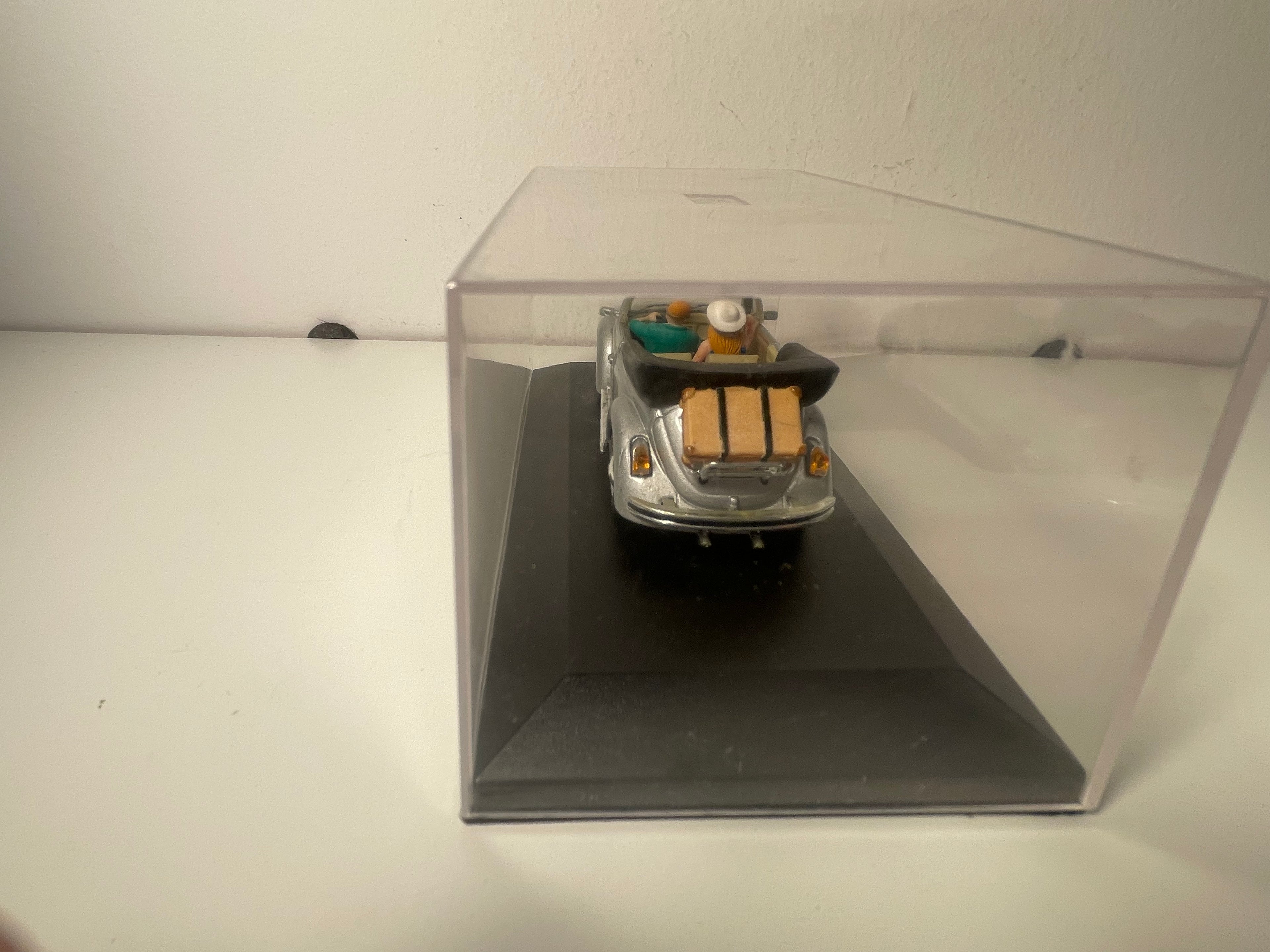 Fusca Cinza com Personagens