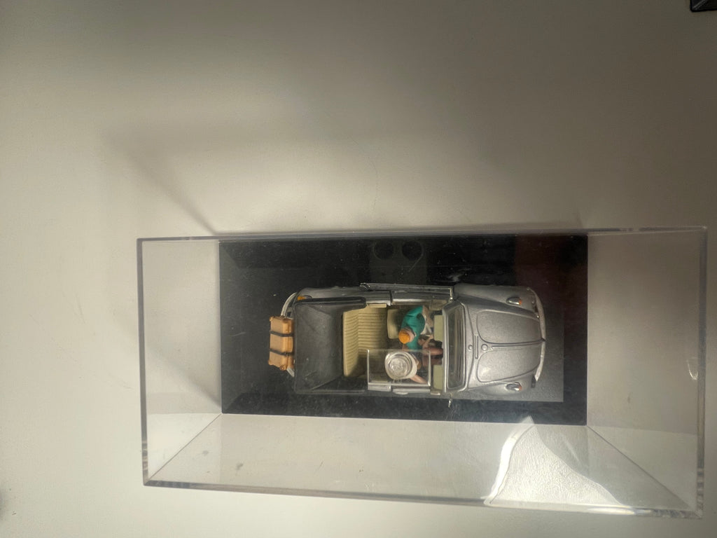 Volkswagen Beetle gris con personajes