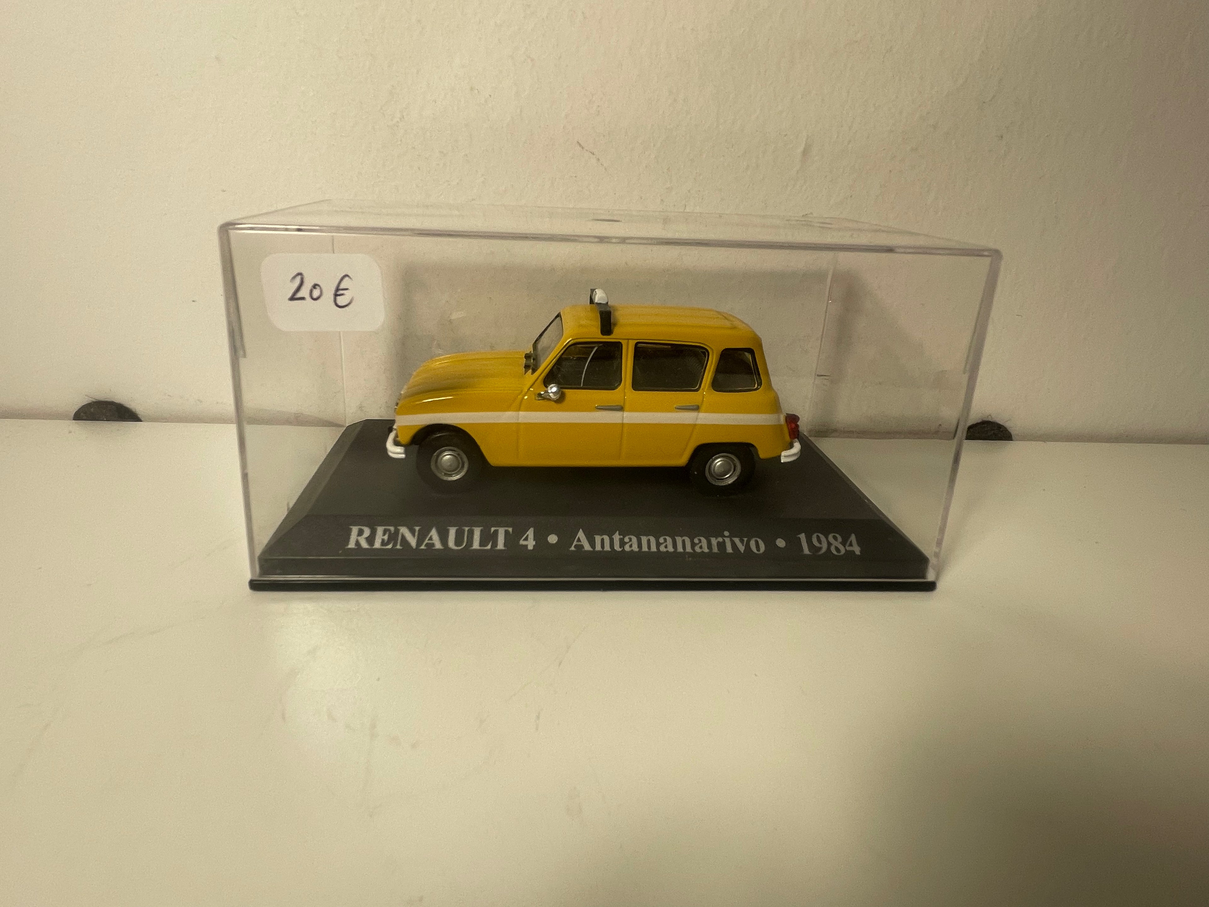 Renault 4L giel aus 1984 - Taxi zu Antananarivo (Madagaskar)